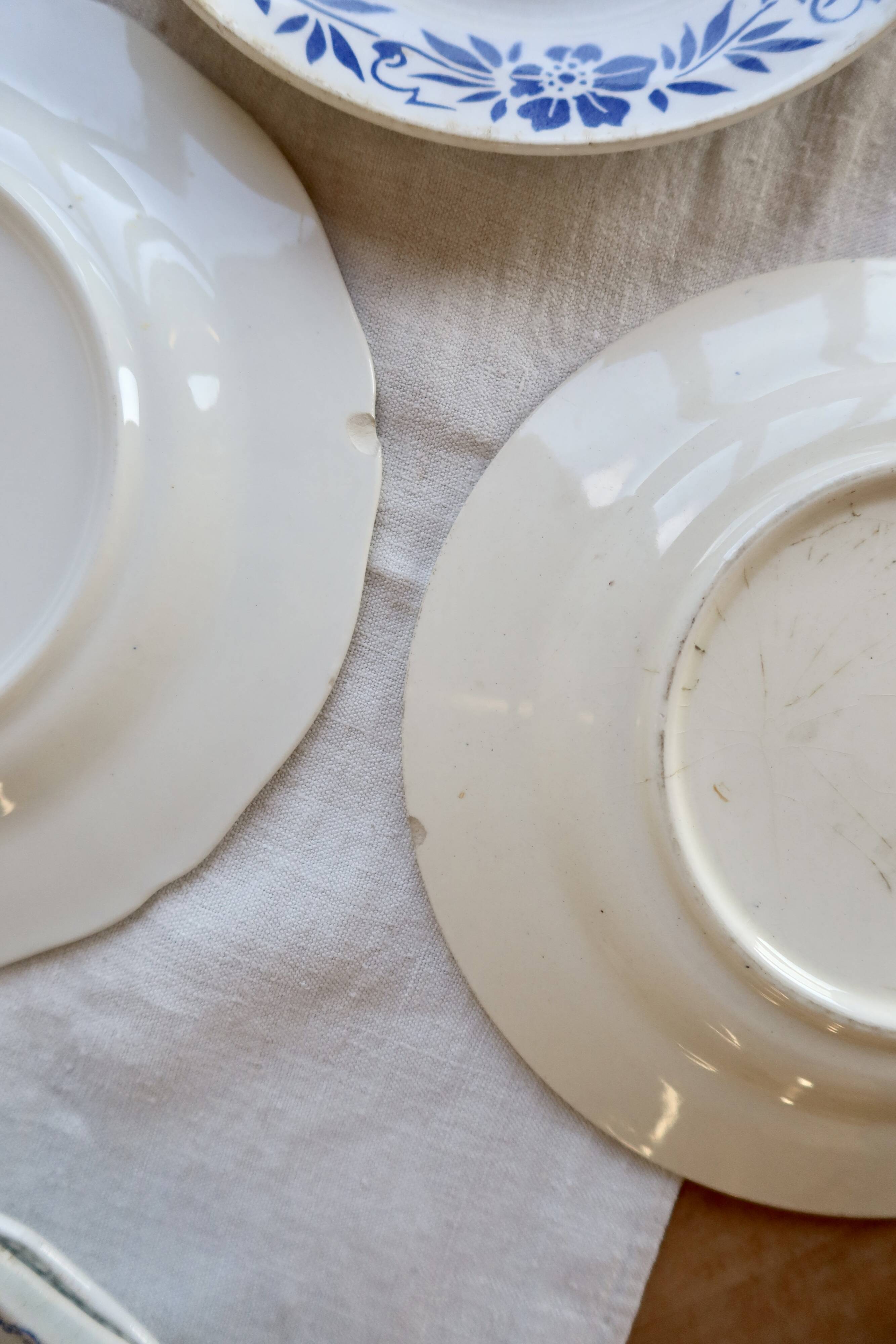 6 assiettes plates vintage dépareillées en terre de fer bleue et blanche