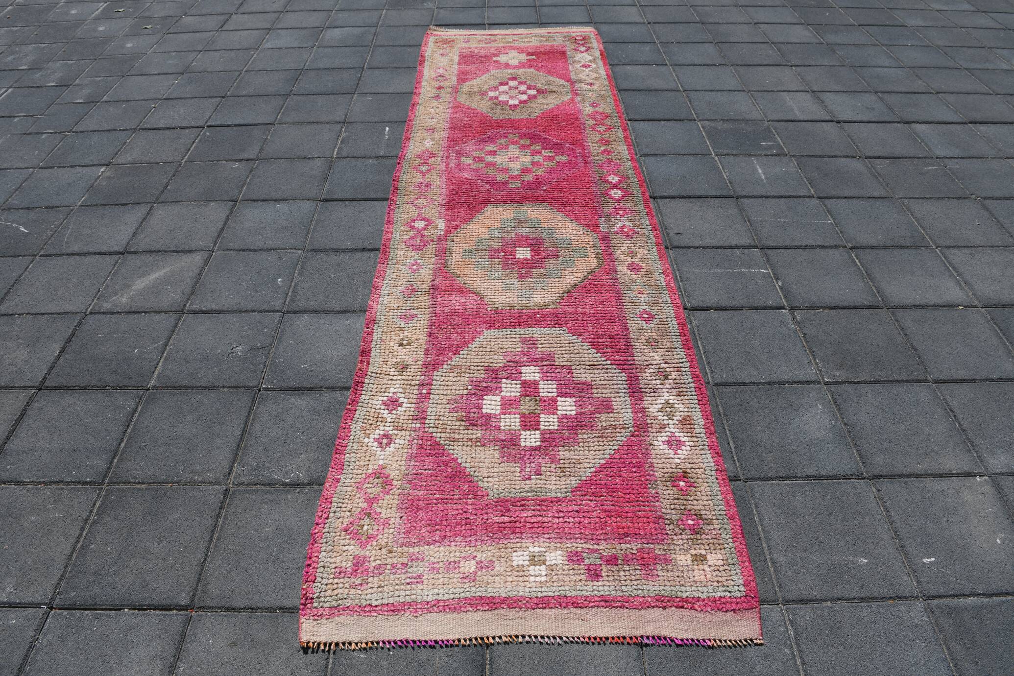 Tapis de Couloir Anatolien Fuchsia, Motifs Géométriques Vintage, 94x324 Cm