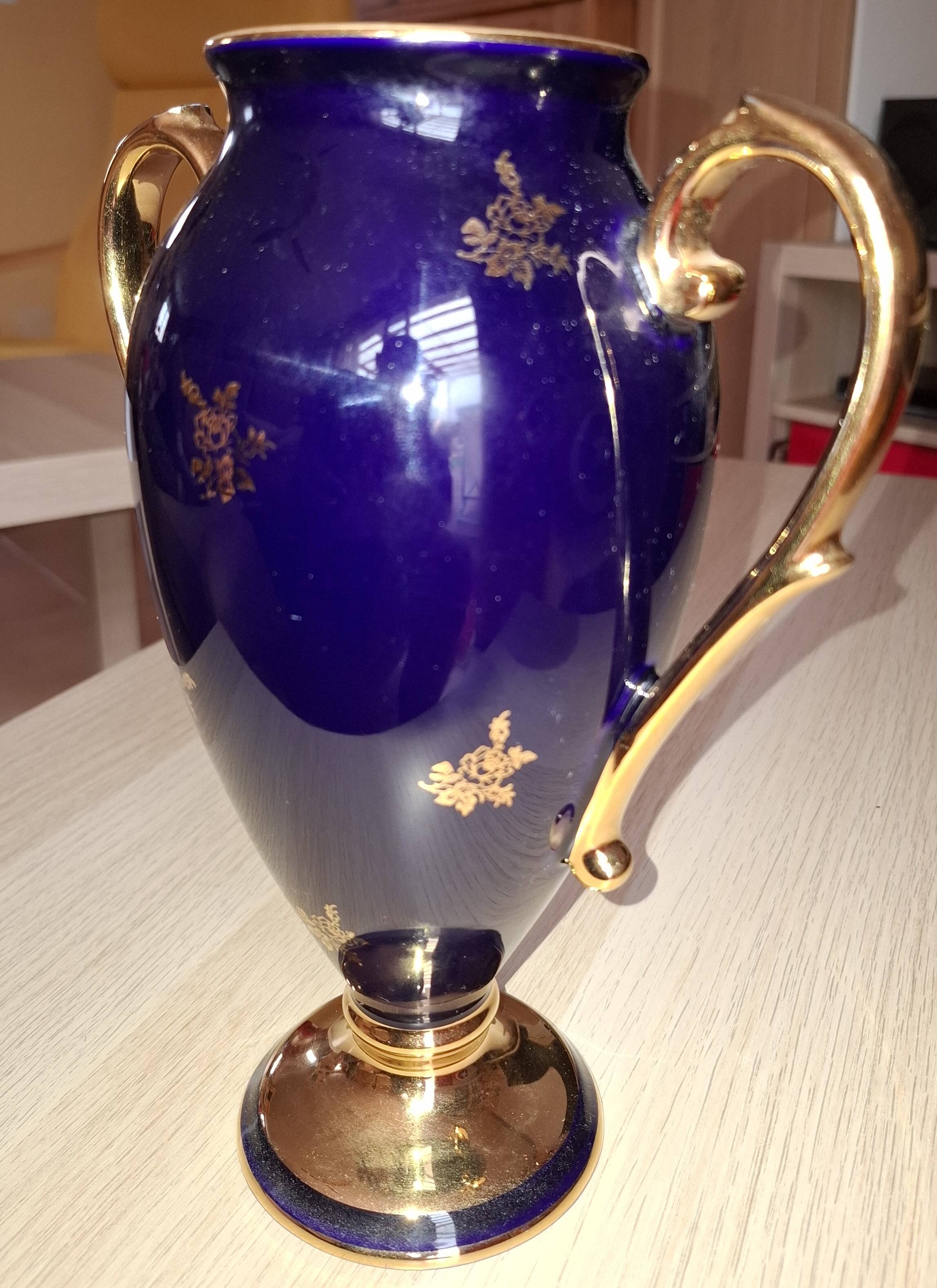 Vase en porcelaine de Limoges bleu de four et dorure 22K