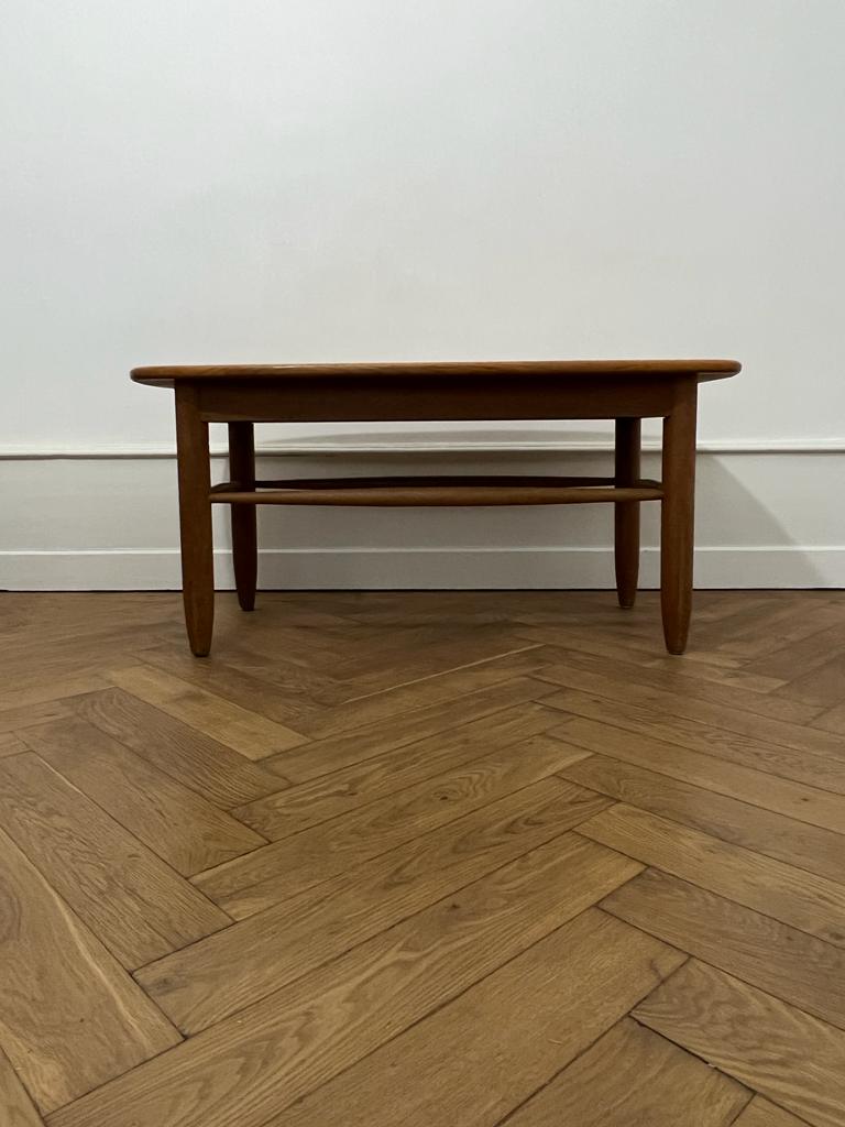 Table basse en chêne massif, travail français, années 1960