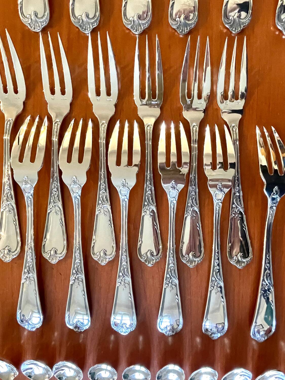 Ercuis cutlery set, 124 pieces, Louis XV style, in near-new condition.