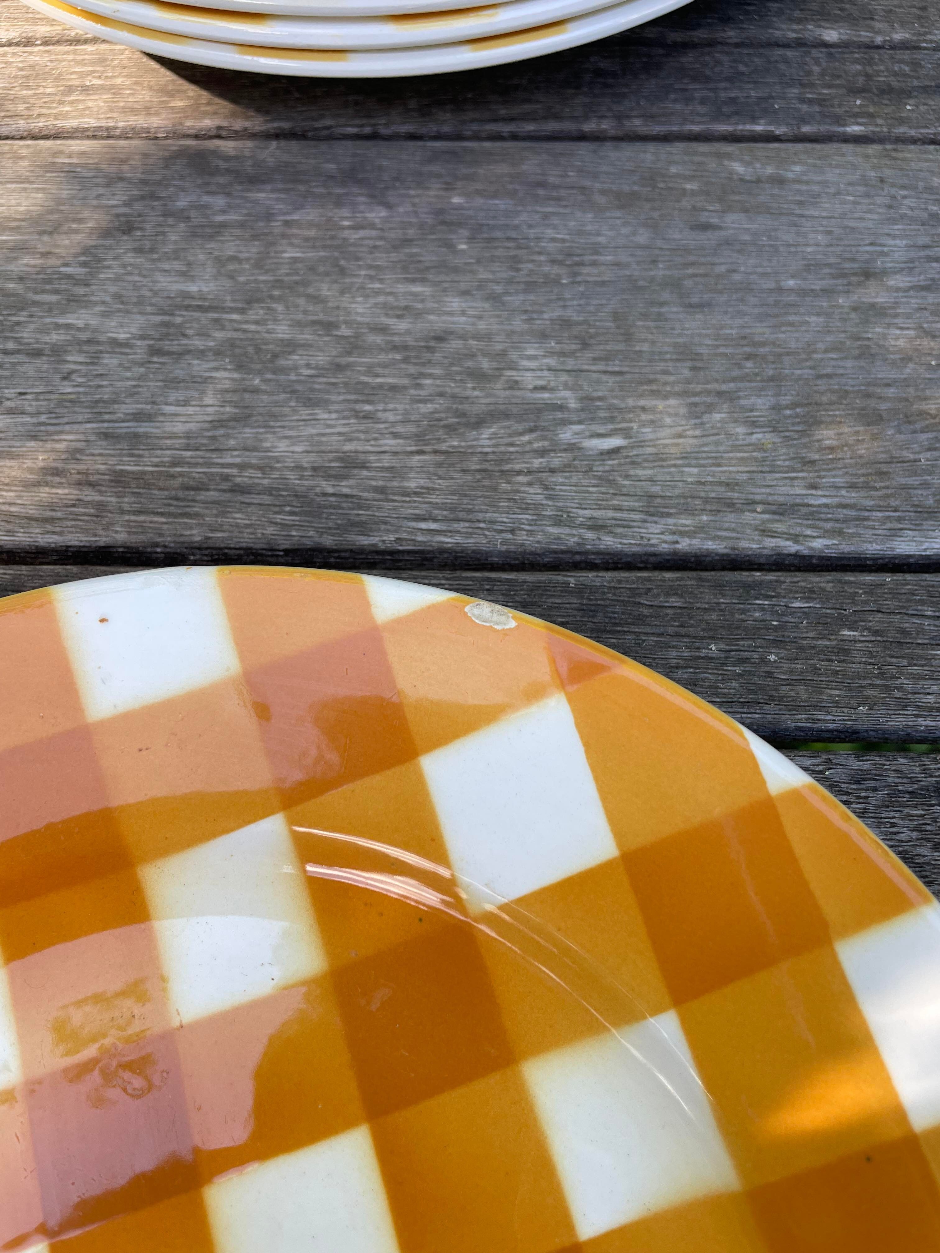 Set of nine flat ceramic plates yellow Scottish decoration in yellow/orange gridded ceramic