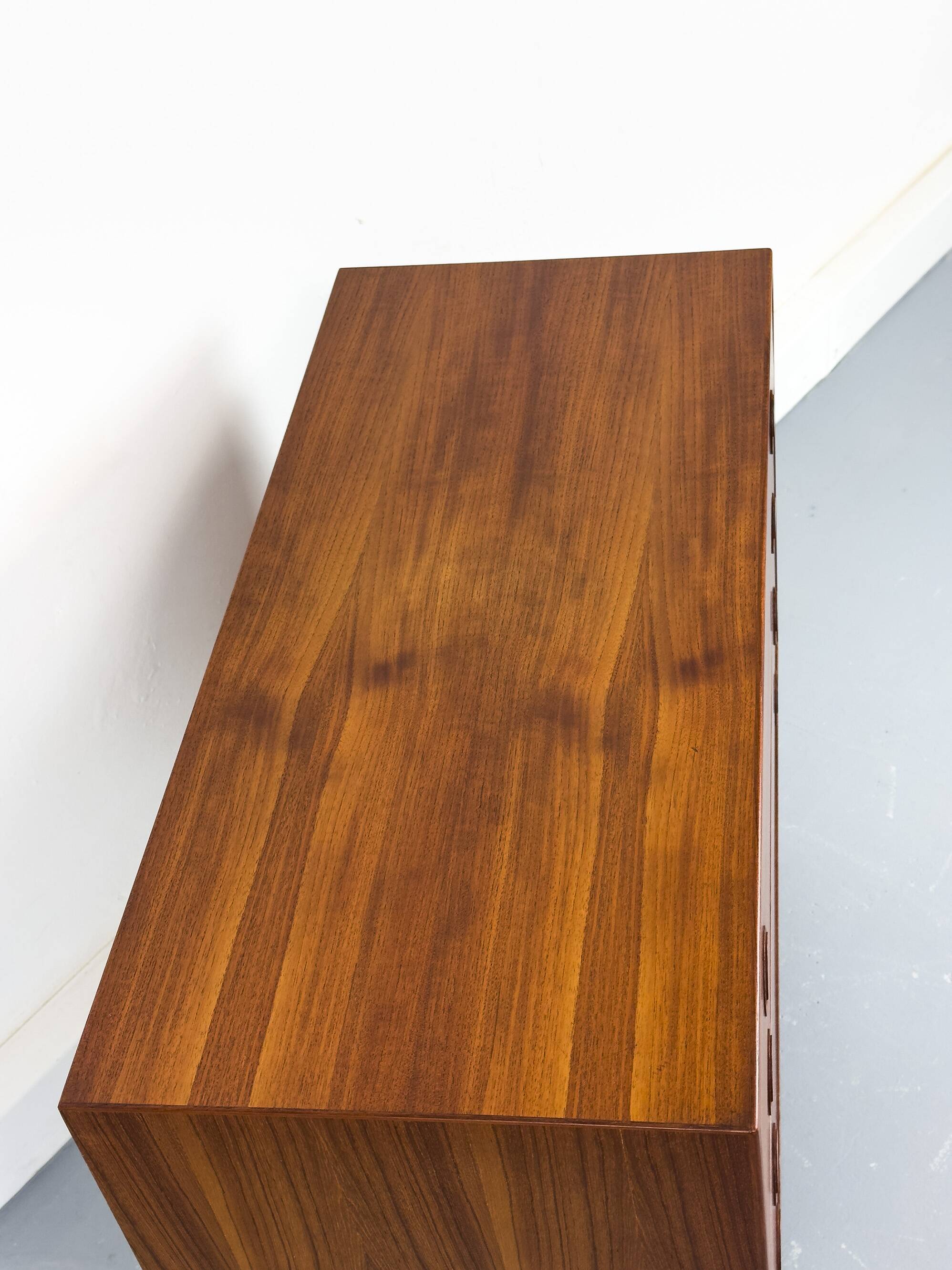 Commode en teck par Hansen et Guldborg, années 1960.