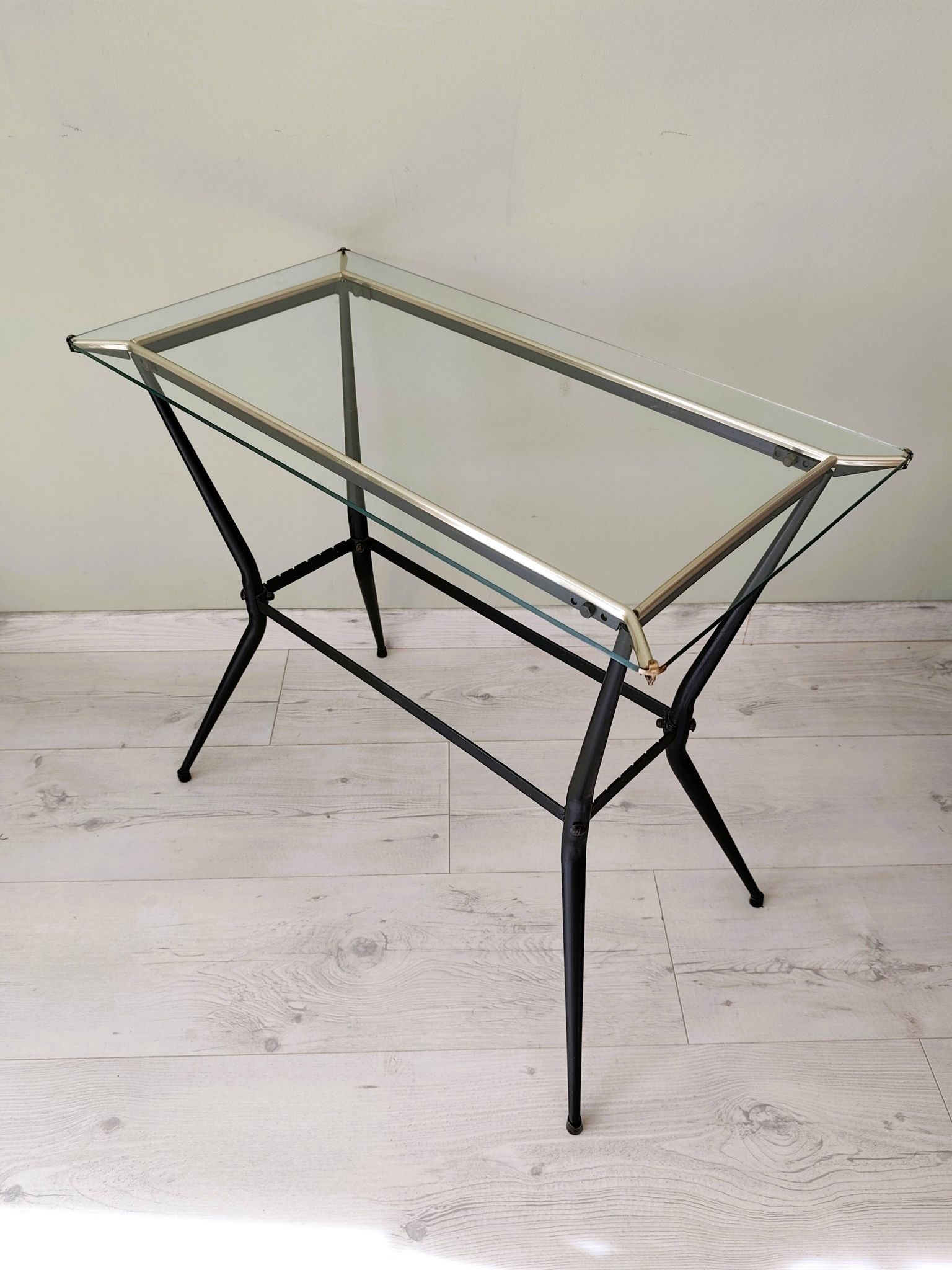 Table d'appoint ancienne en métal et en verre