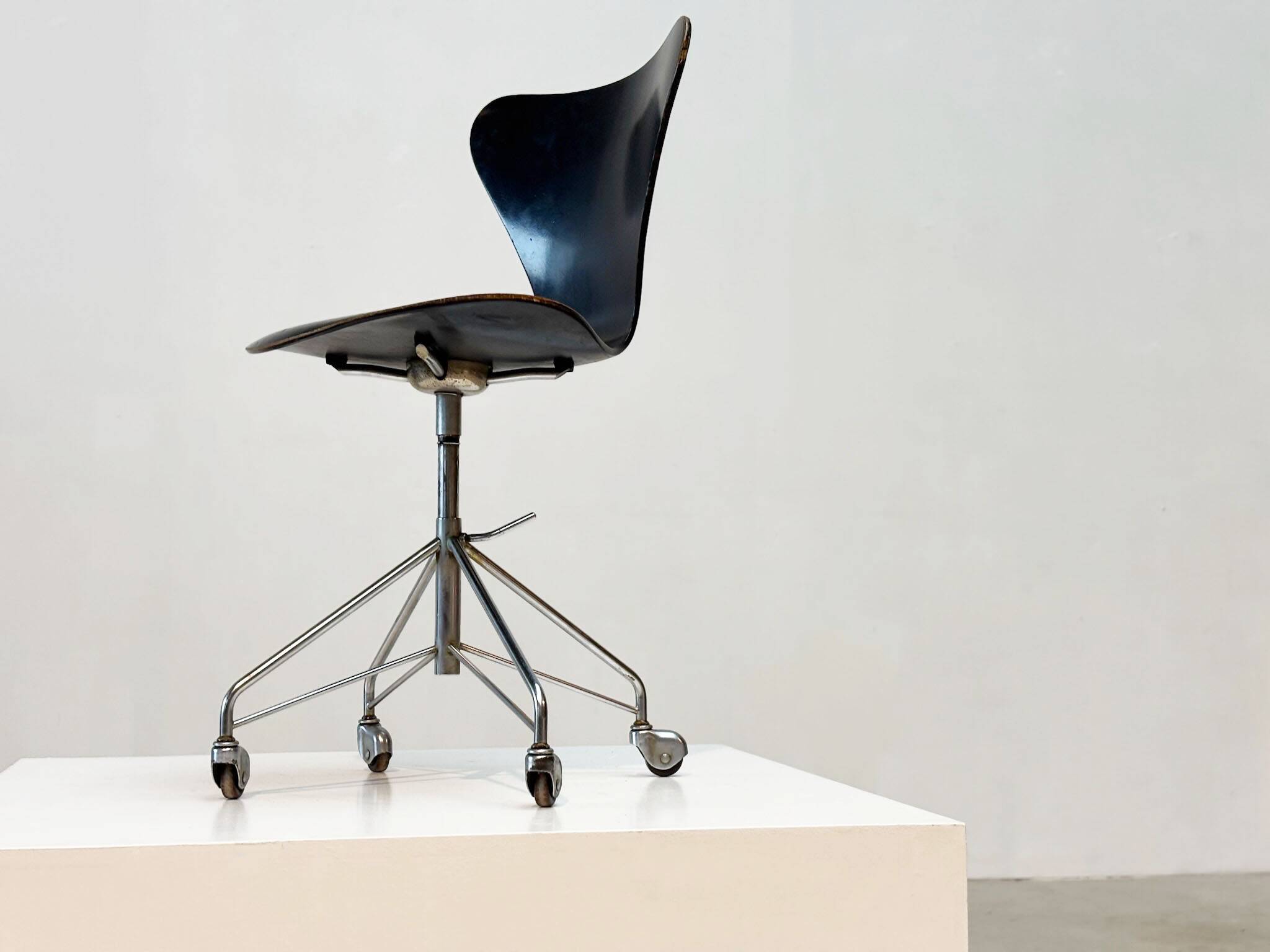 Early 3217 office chair by Arne Jacobsen