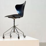 Early 3217 office chair by Arne Jacobsen
