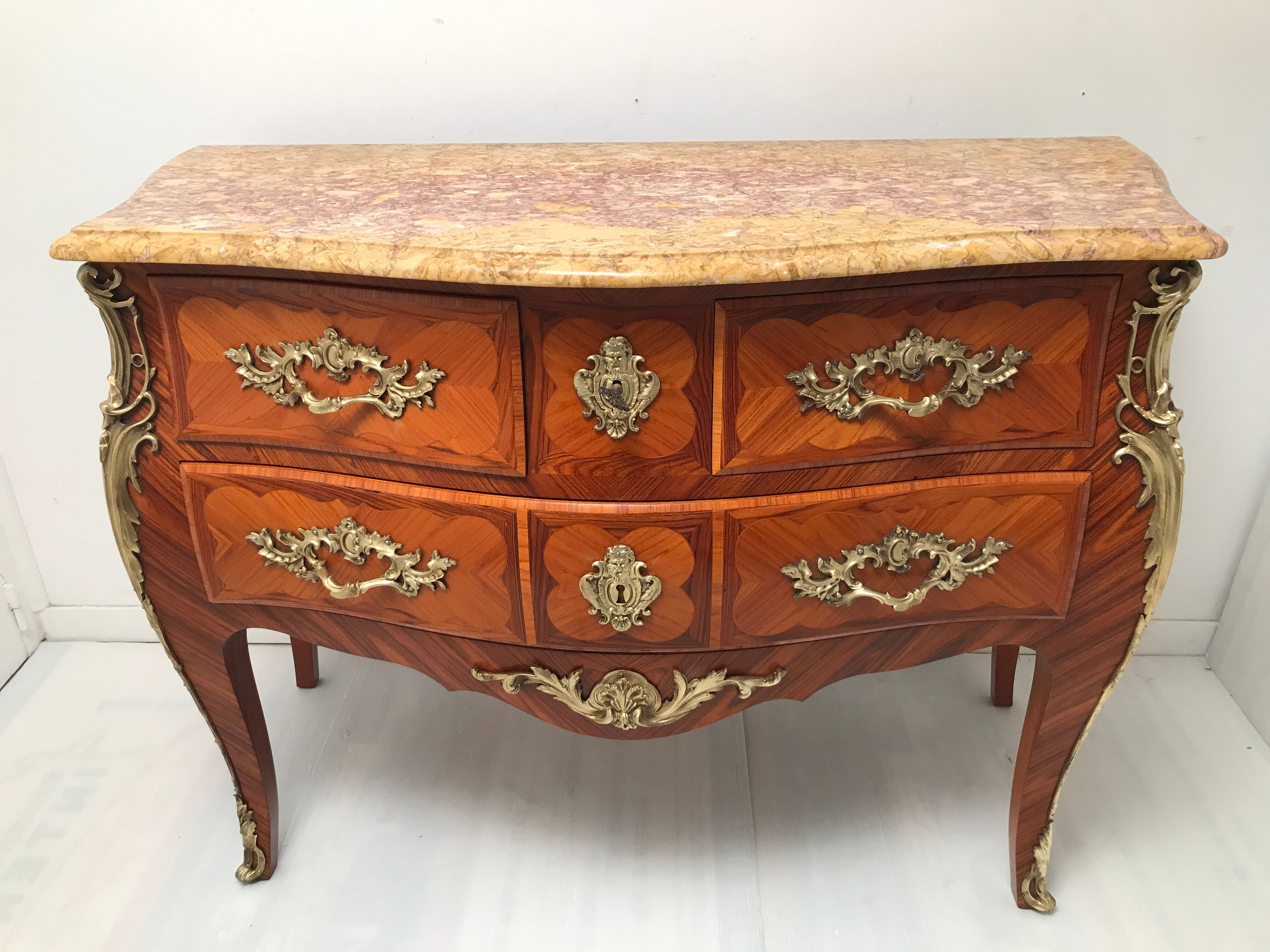 Commode de style Louis XV en placage d'acajou et bois de rose XX siècle