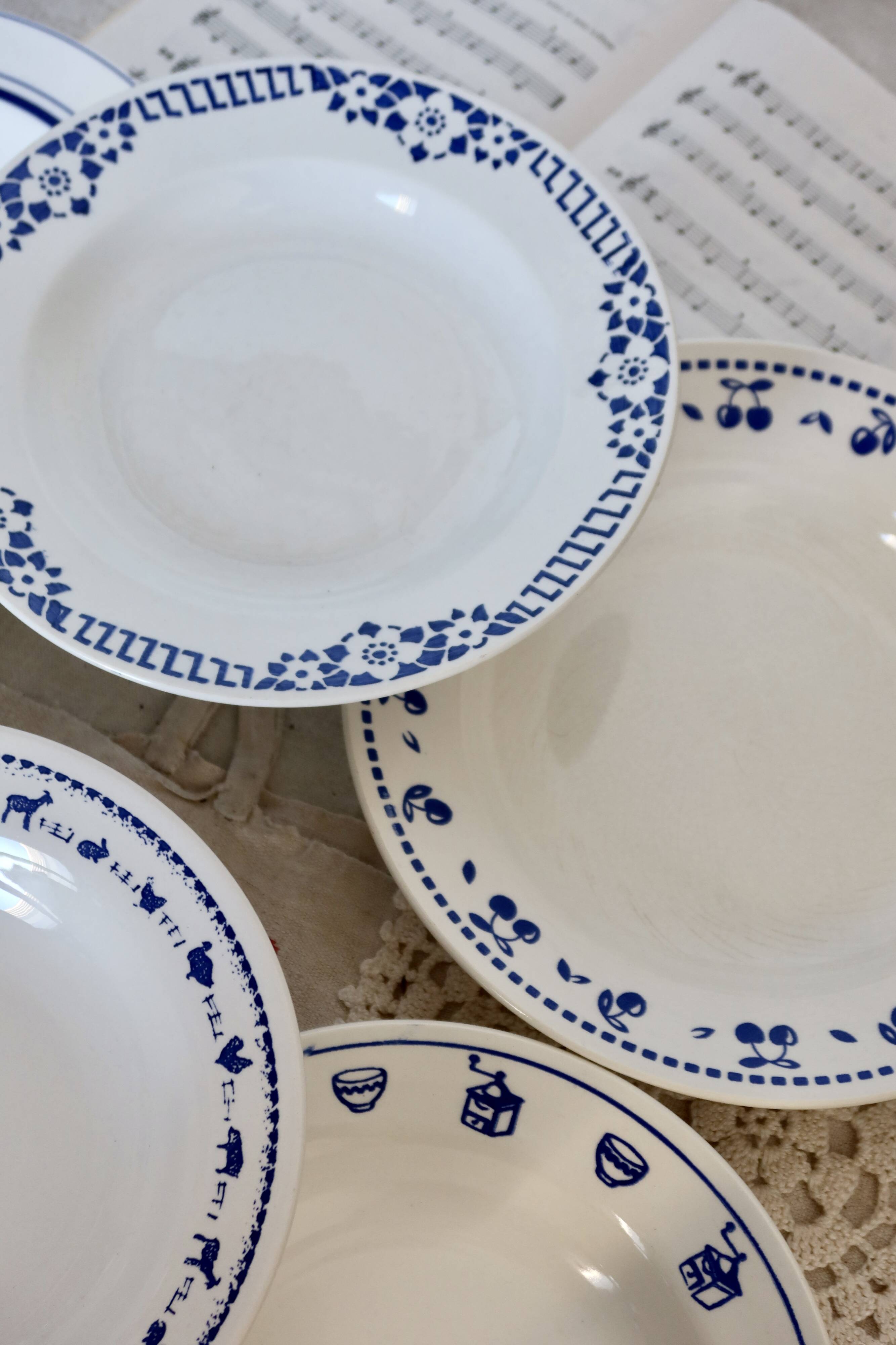 6 mismatched vintage blue and white earthenware soup plates - Set