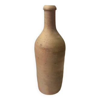Bouteille ancienne en terre