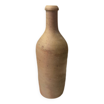 Bouteille ancienne en terre