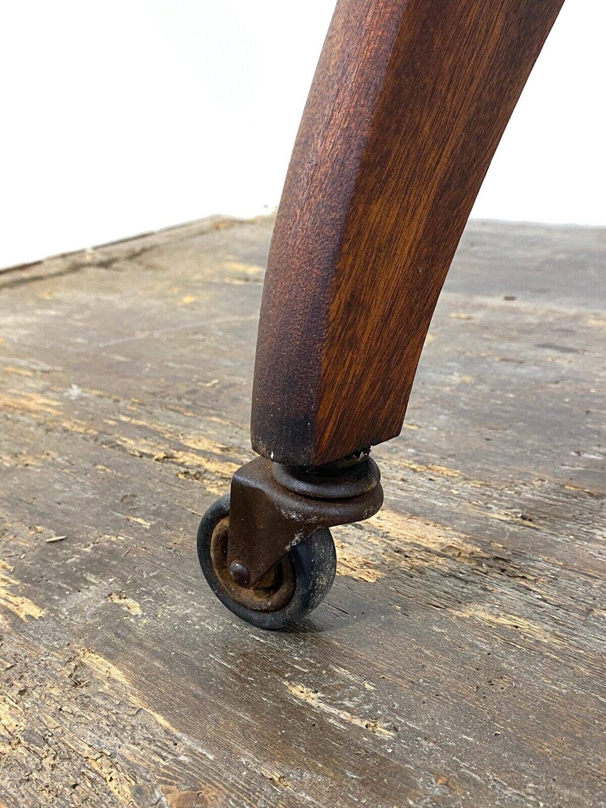 Table d'appoint sculpturale sur roulettes, bois massif, années 1950