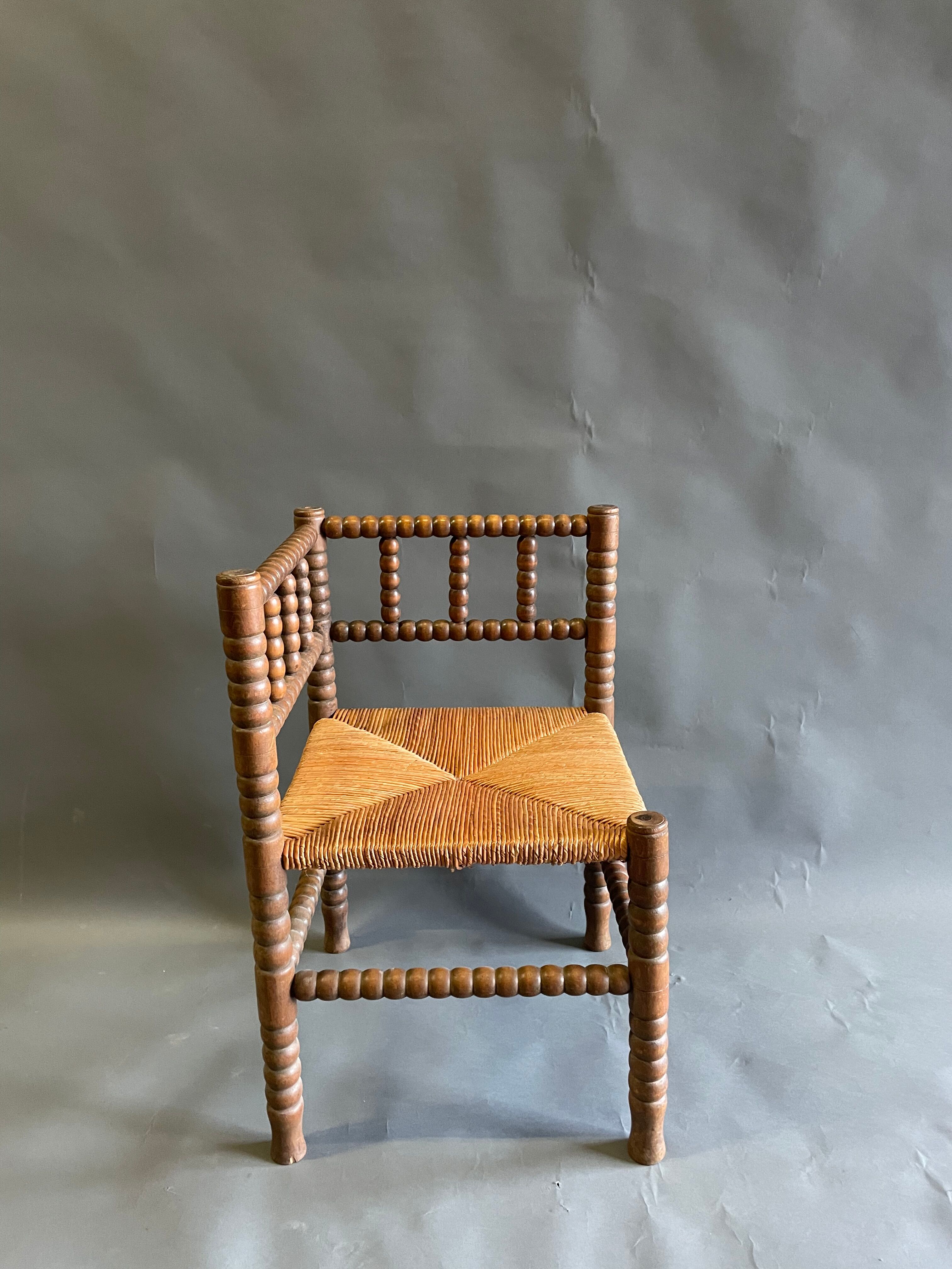 Chaise d’angle en bois et paille années 50