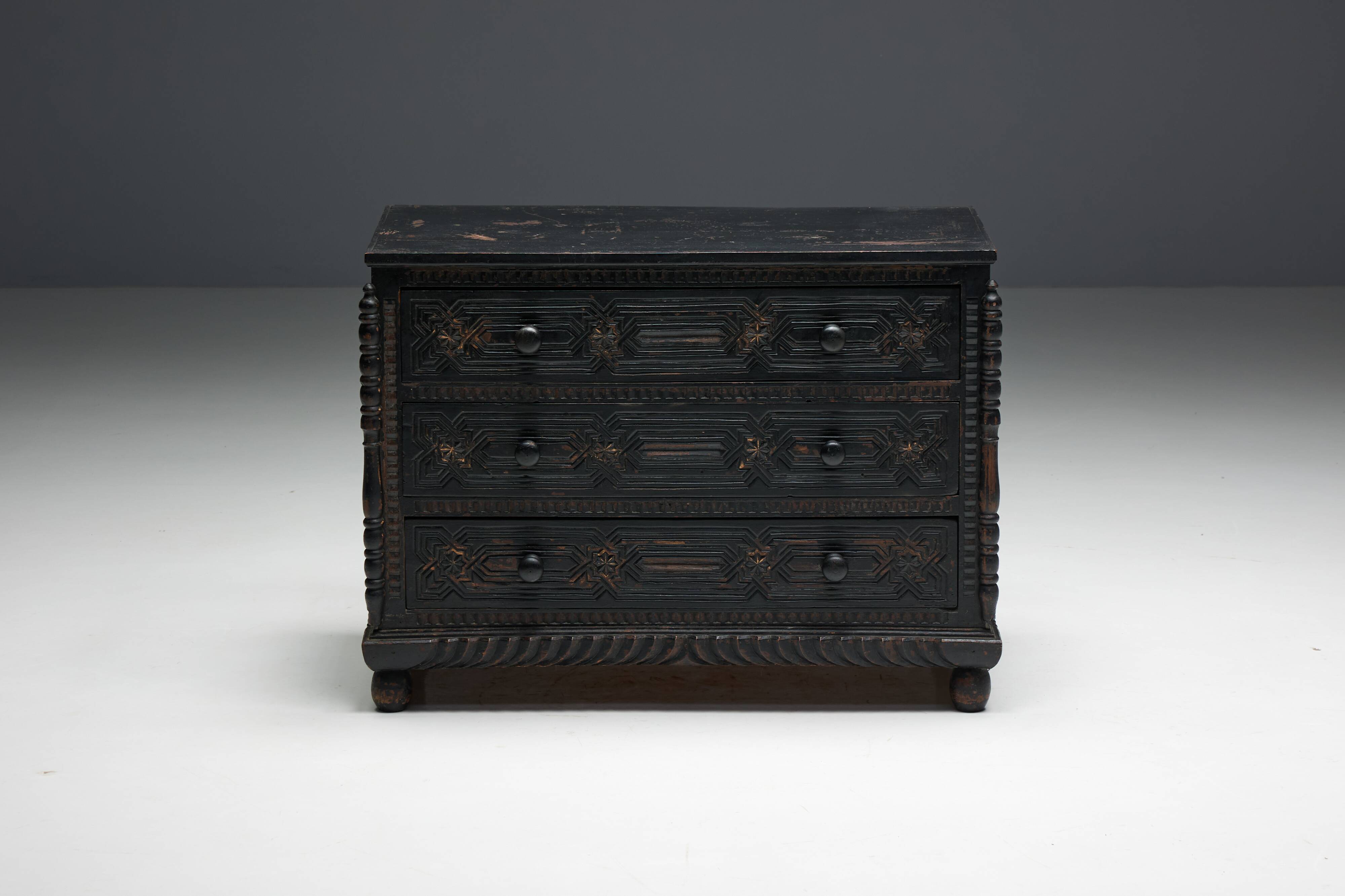 Commode à Tiroirs en Chêne Sculpté à la Main, France, 18ème Siècle