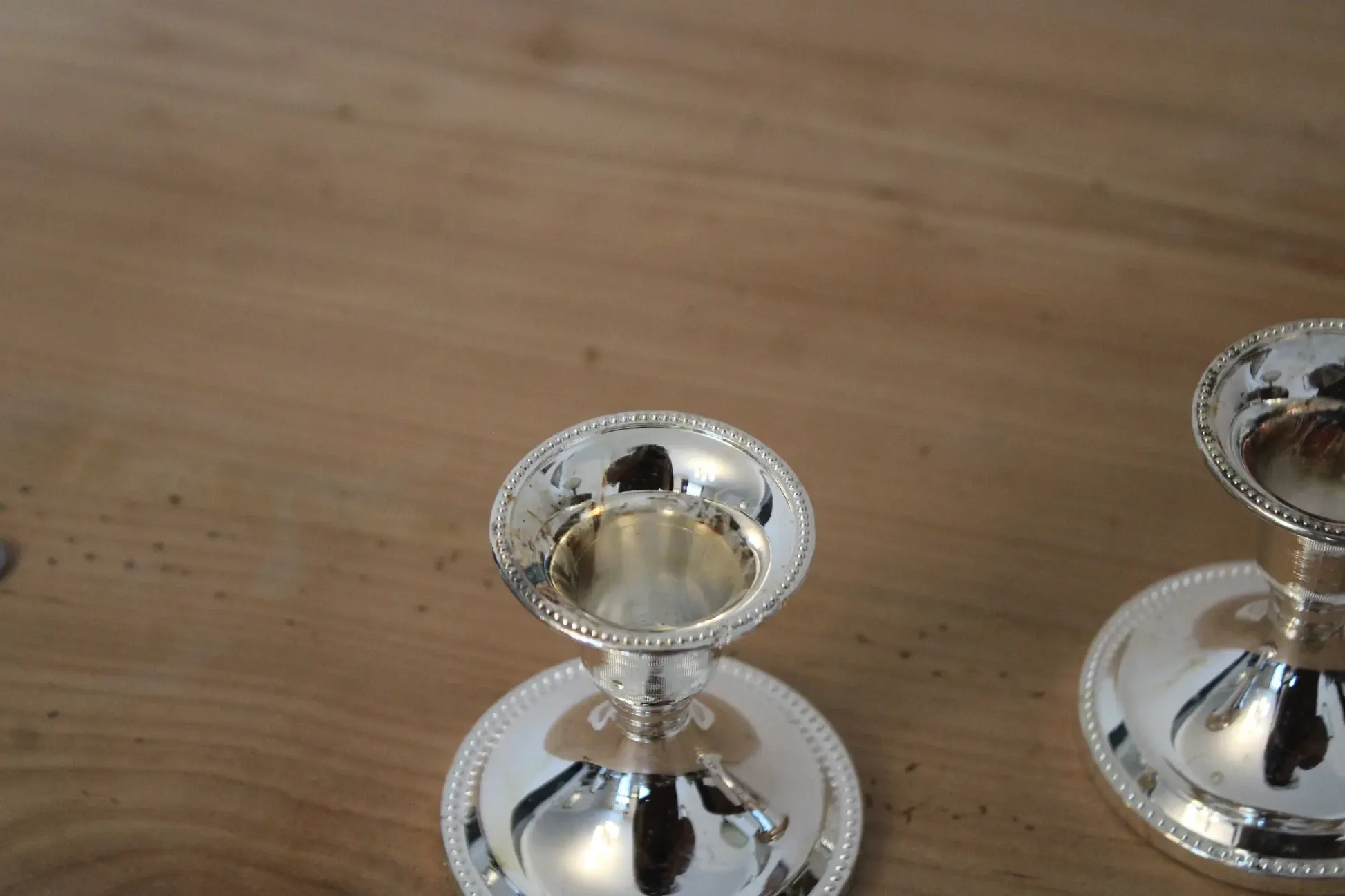 Pair of small silver candle holders with beaded borders – With Boursault box – H 7 cm
