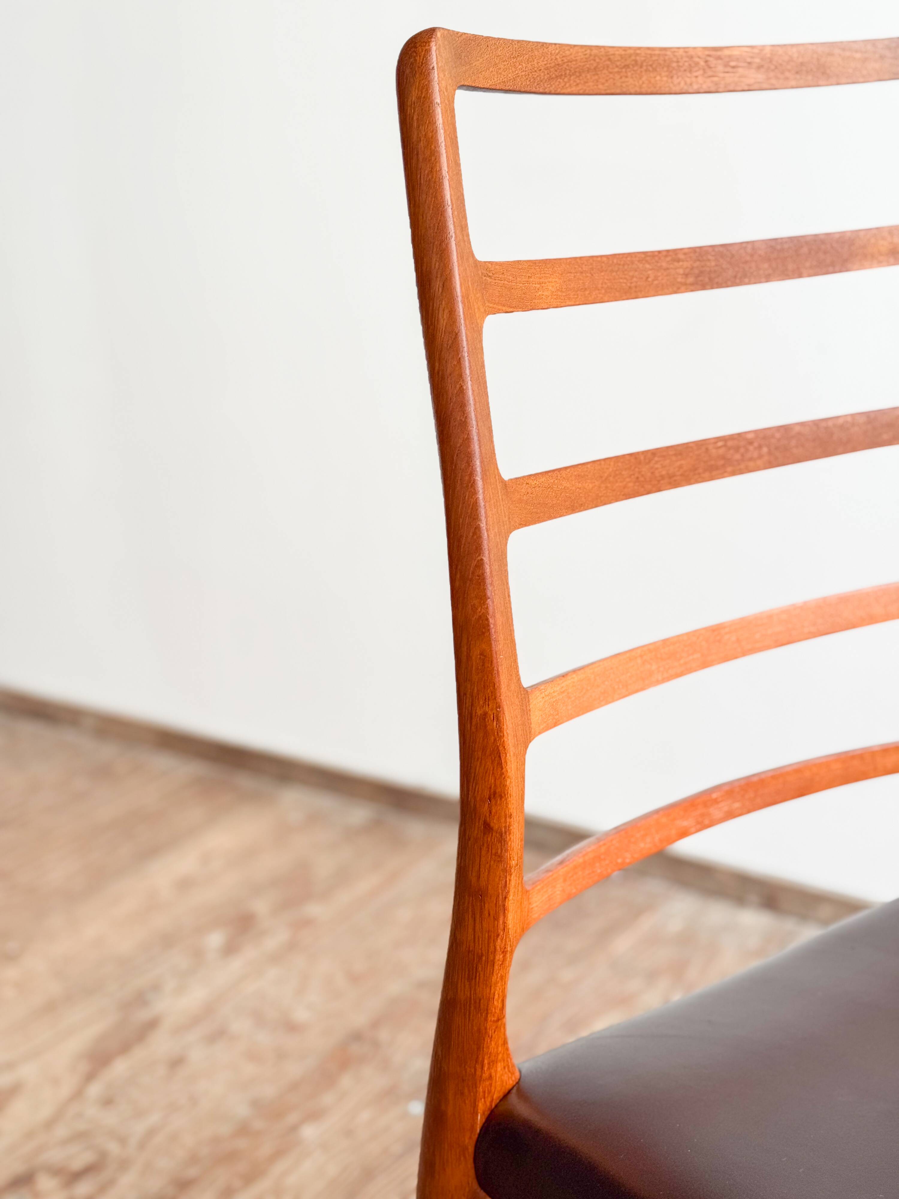 Chaise modèle 82 « Ambassade » en teck massif par Niels O. Møller, Danemark