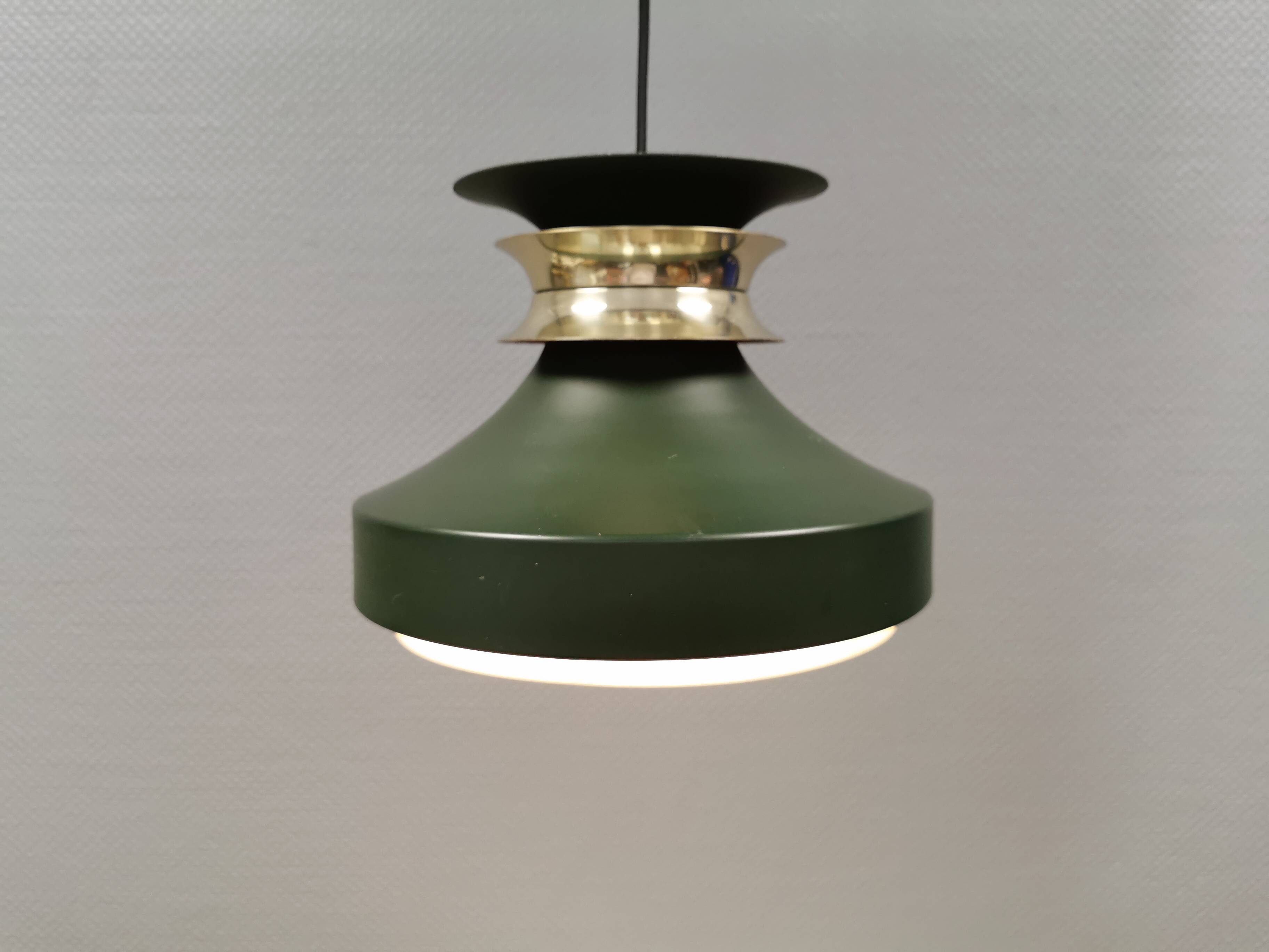 Hanging lamp in green lacquered metal with golden “ring” and bottom grille.