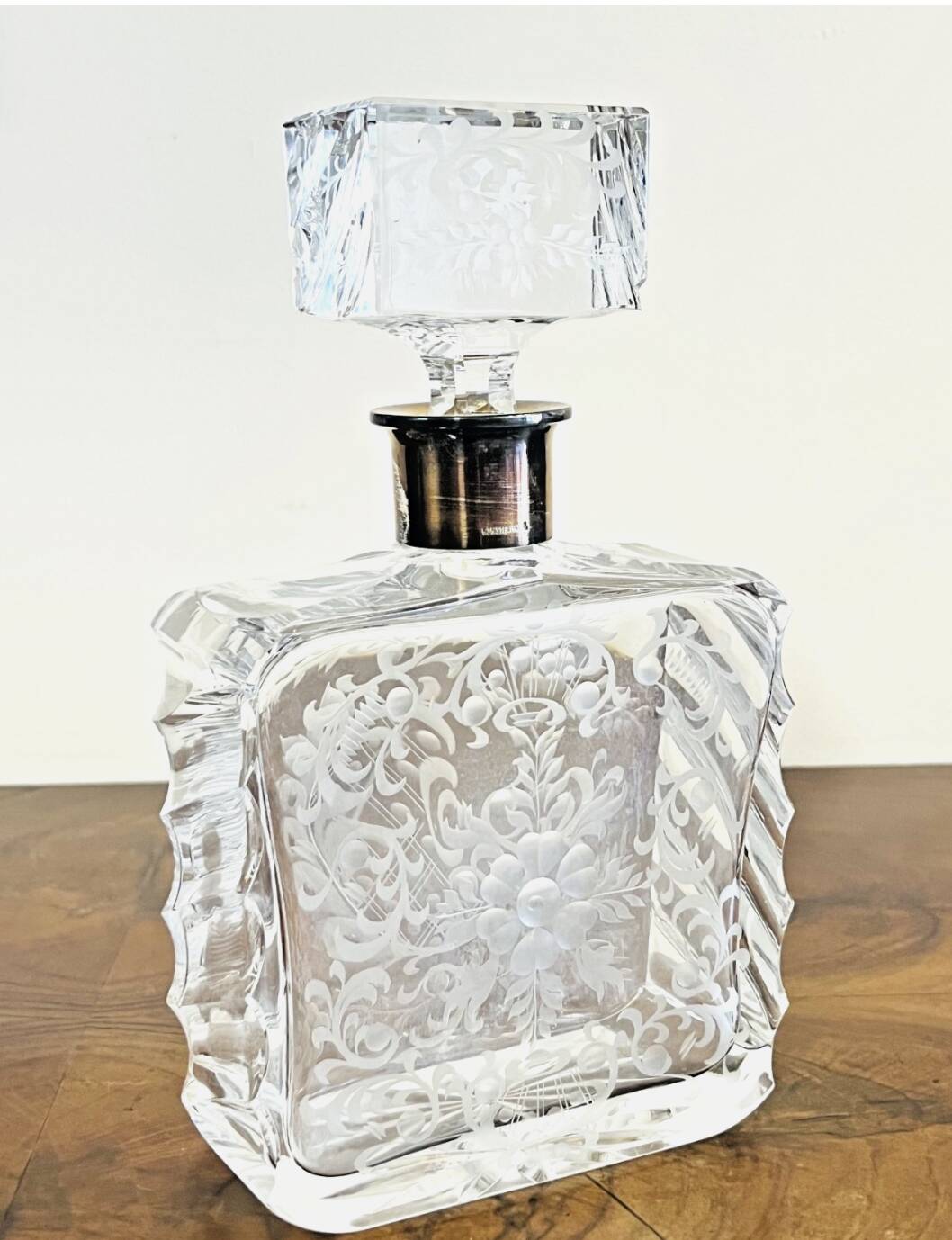 Crystal and 925 silver whisky decanter – Engraved floral decoration