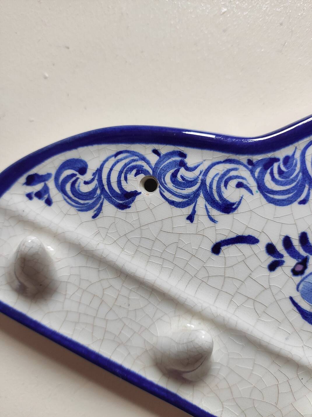 Cracked ceramic jewelry holder