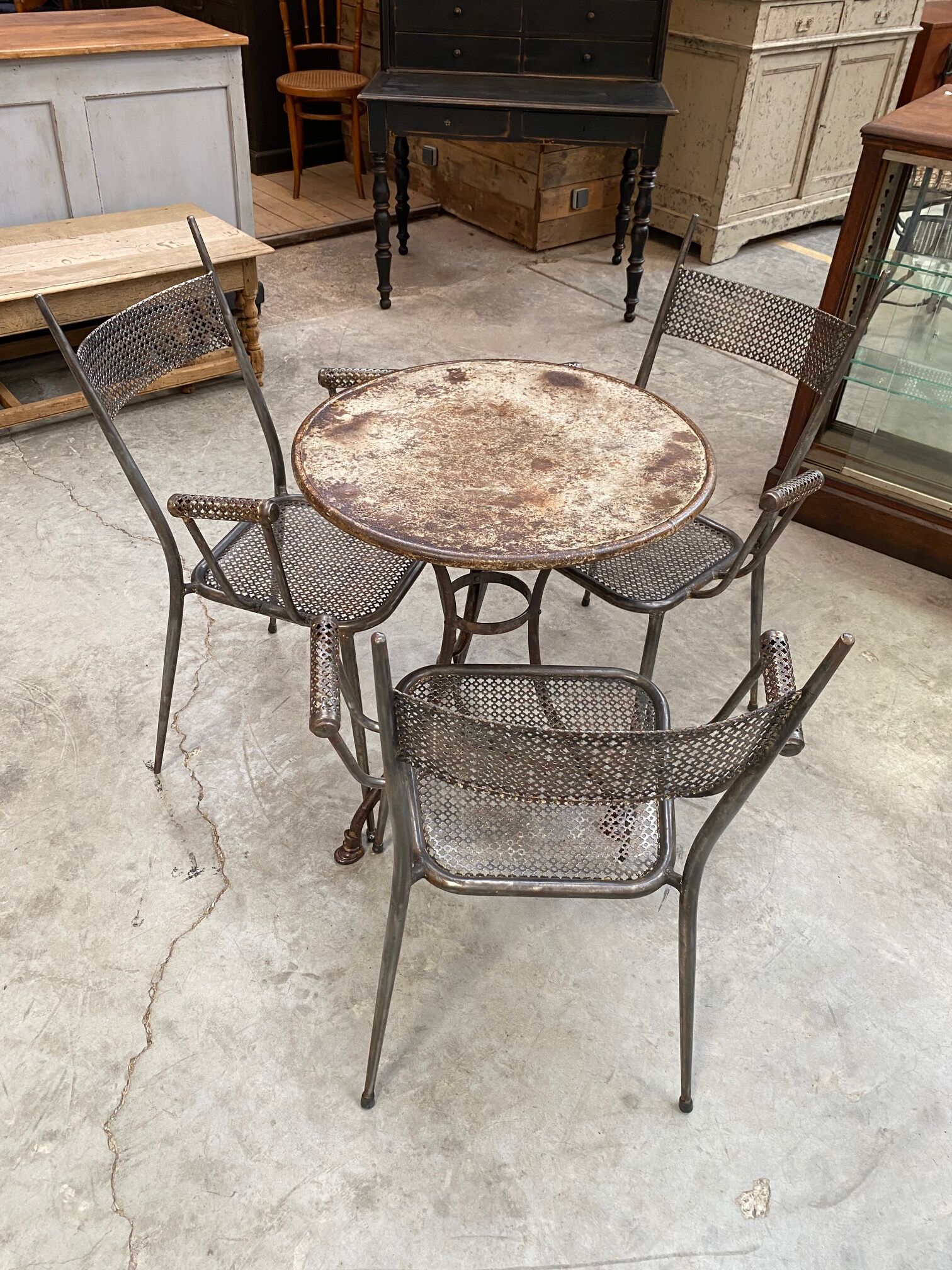 Old pedestal table Saint Sauveur Arras