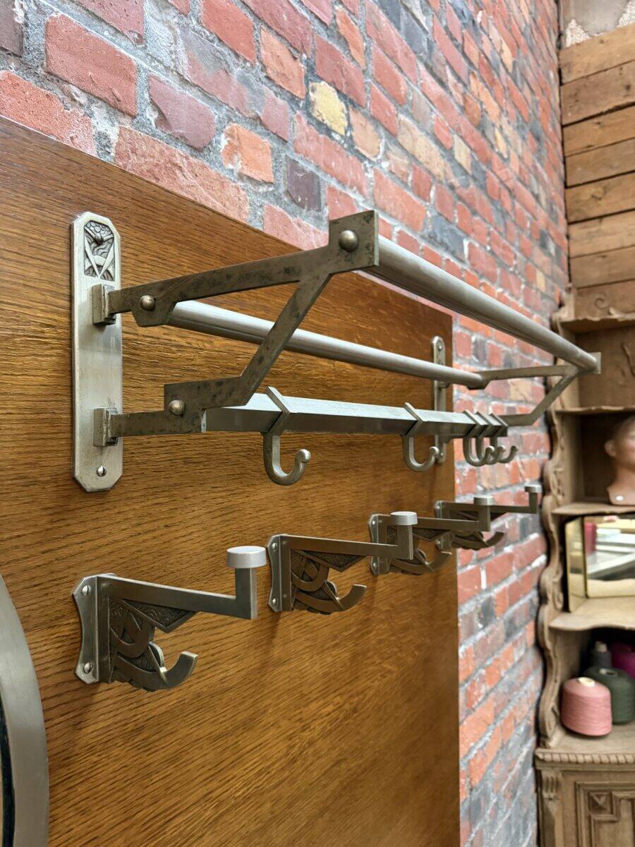Large Art Deco entrance cloakroom