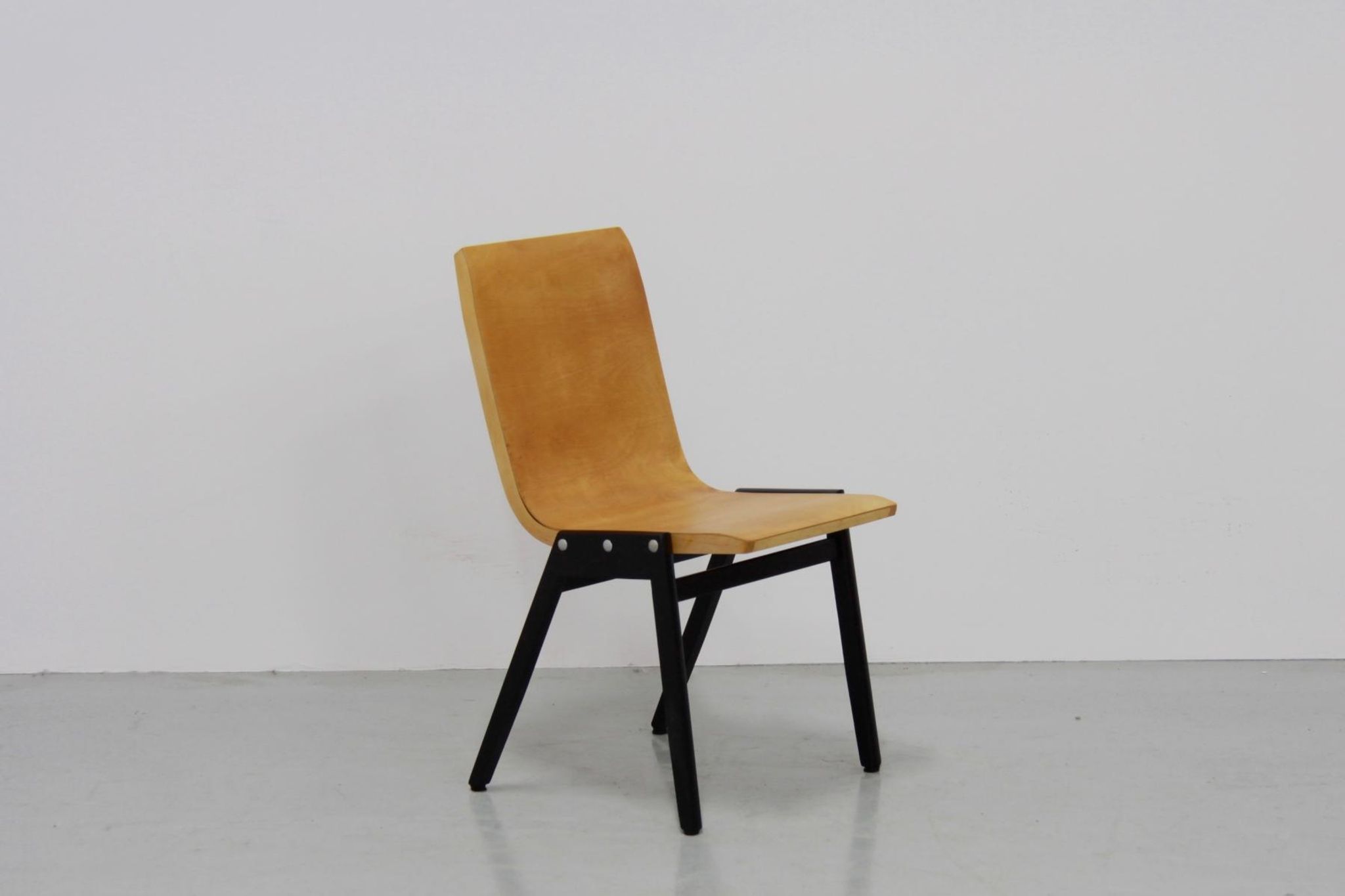 Set de 4 chaises empilables par Roland Rainer