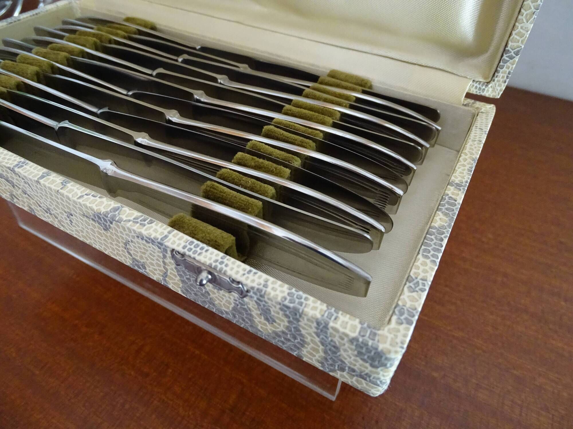 24 Art Deco style stainless steel knives - 12 desserts and 12 cheeses - In boxes