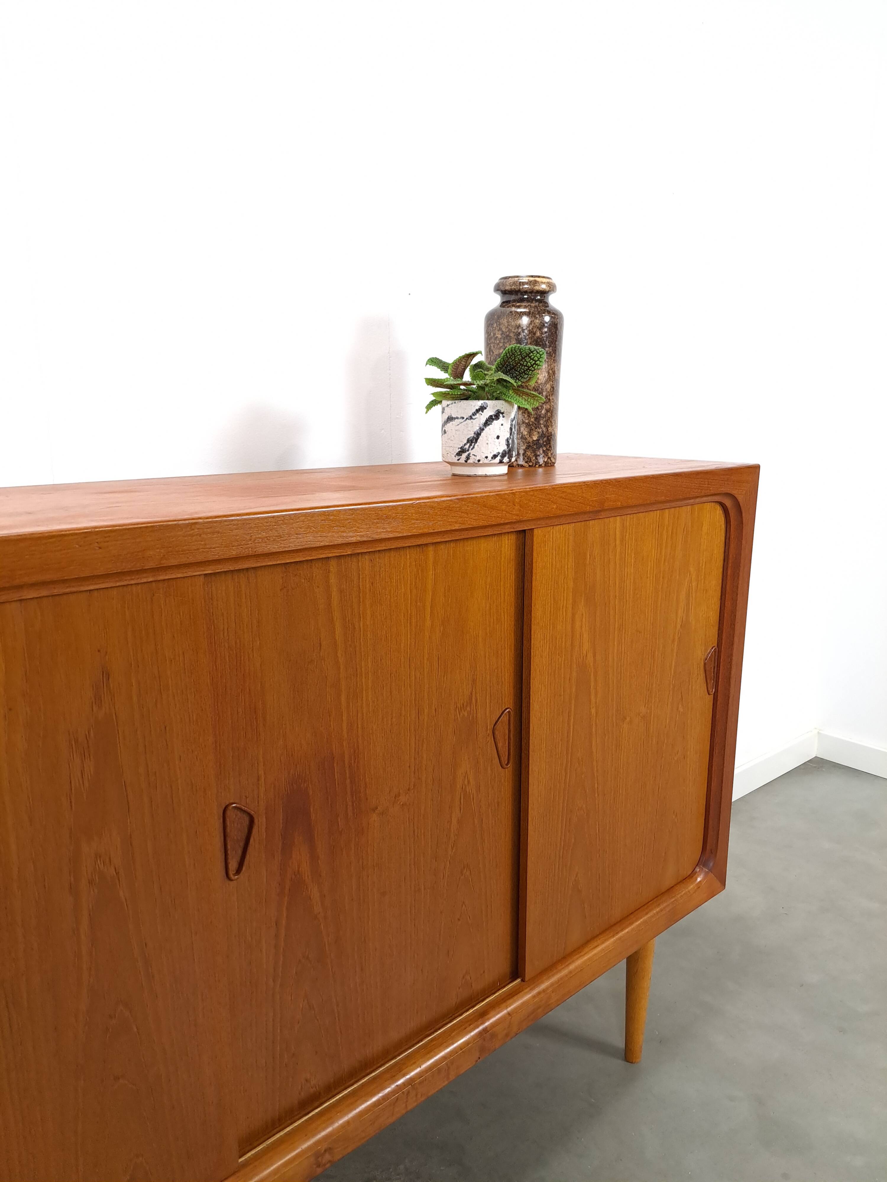 Mid Century Deens teak hoog dressoir