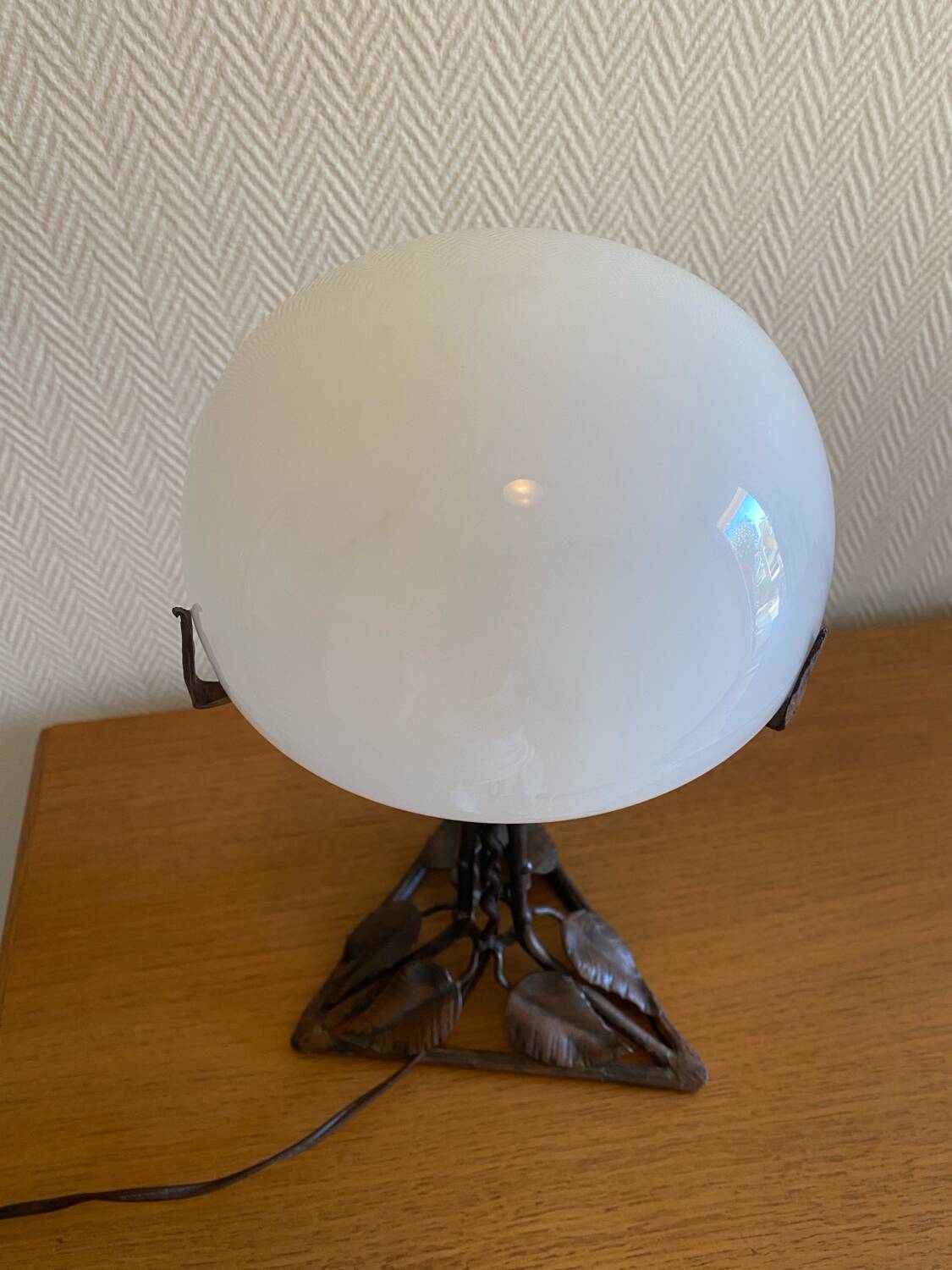 Art Deco lamp with twisted leaves