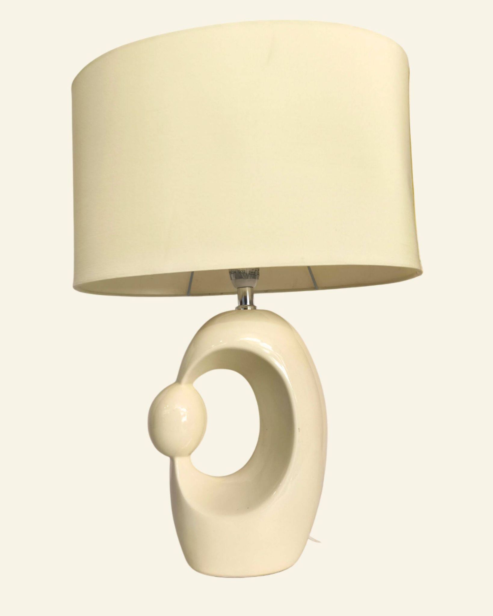 Lampe de table en céramique crème d'inspiration mid-century, avec abat-jour