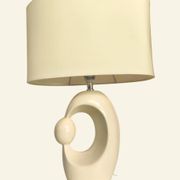 Lampe de table en céramique crème d'inspiration mid-century, avec abat-jour