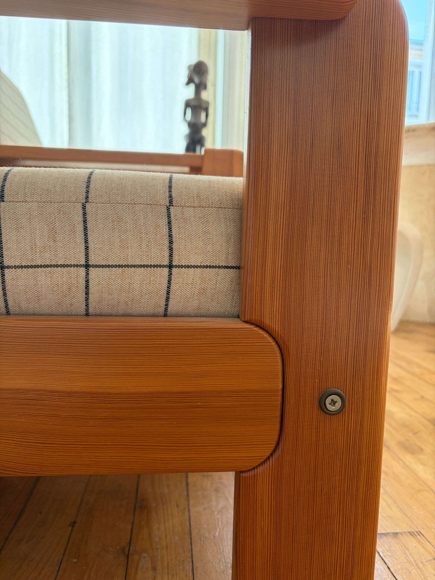 Fauteuil moderniste en pin années 1970