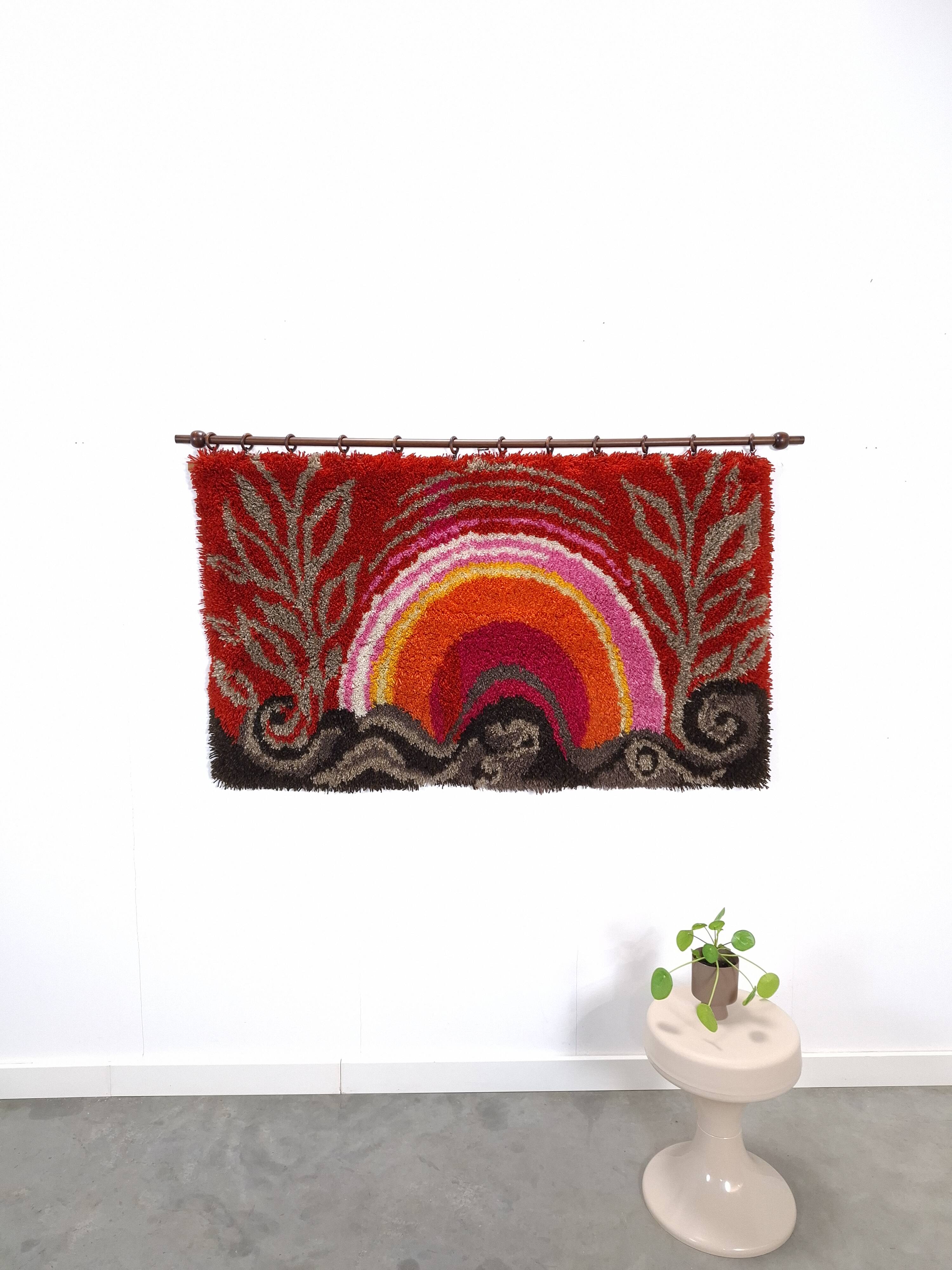 Tapis mural à poils longs des années 70, coucher de soleil rouge rose.