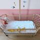 Lit bébé en rotin refait à neuf, avec flèche en chêne pour mobile