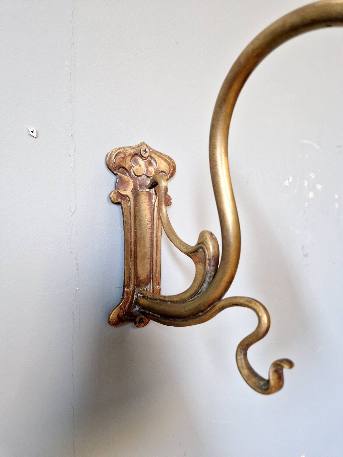 Art Nouveau wall light in bronze and satin glass, 1910s