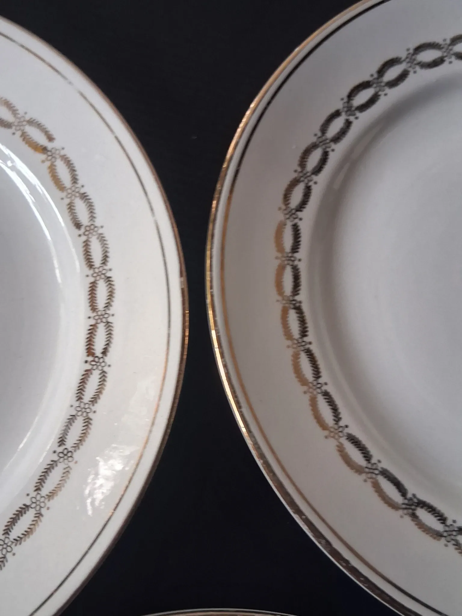 6 dessert plates in opaque porcelain in good condition.
