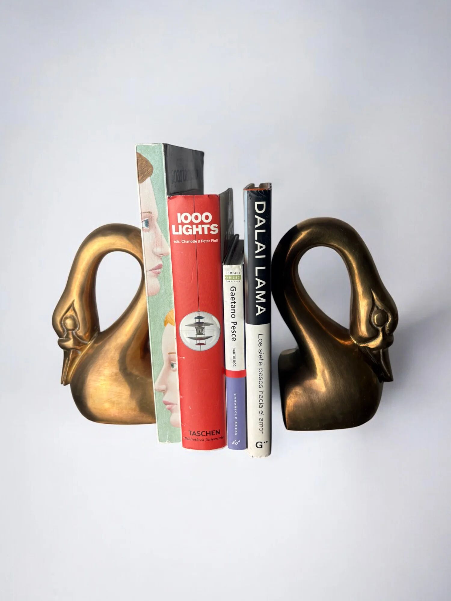 Paire de serre-livres Art déco en laiton en forme de cygne, France, années 1960