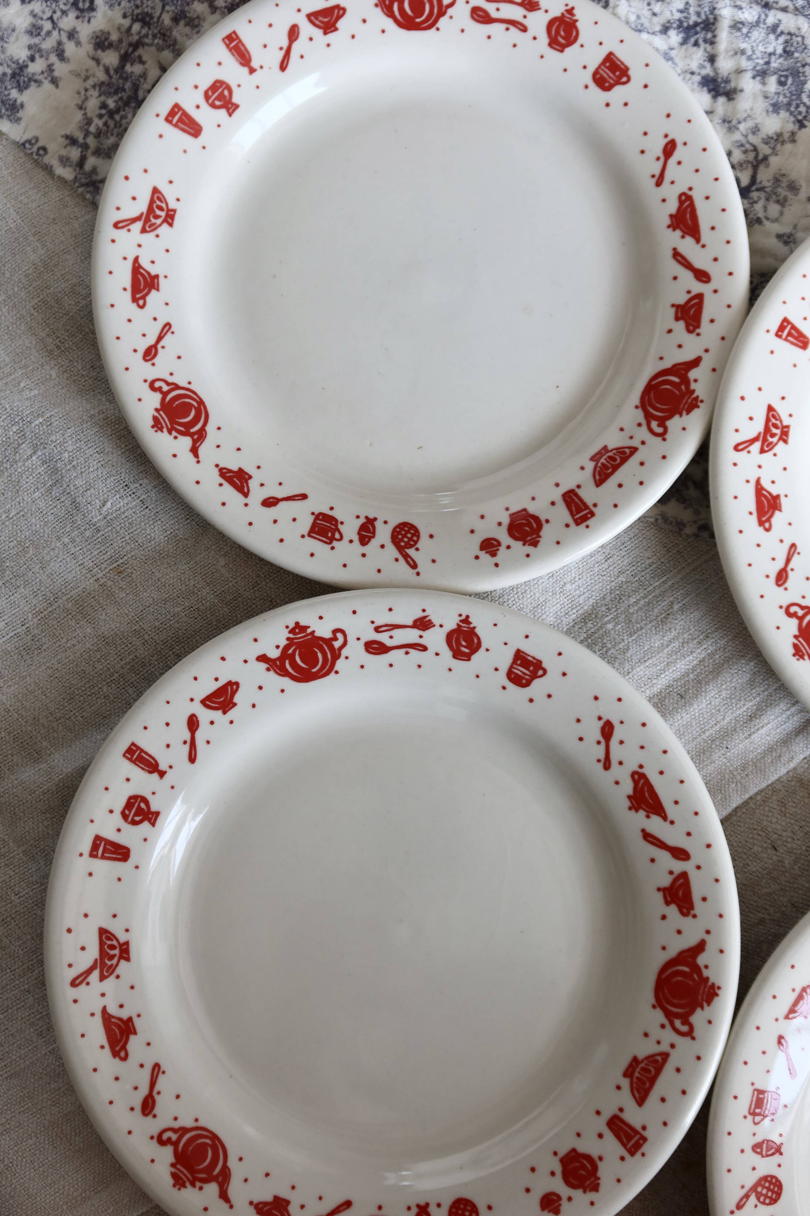 4 assiettes à dessert vintage en porcelaine à liseré rouge motif petit déjeuner