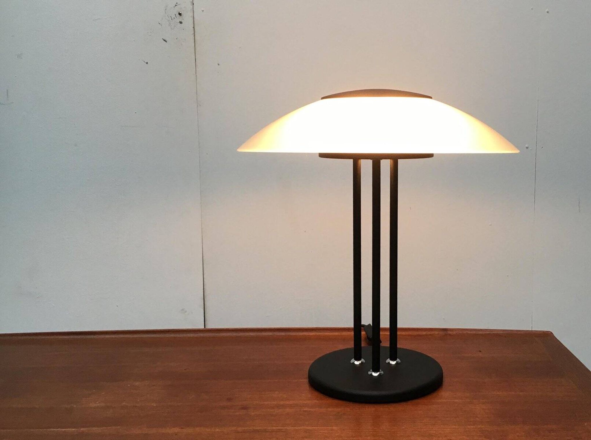 Lampe de table vintage postmoderne en verre et métal