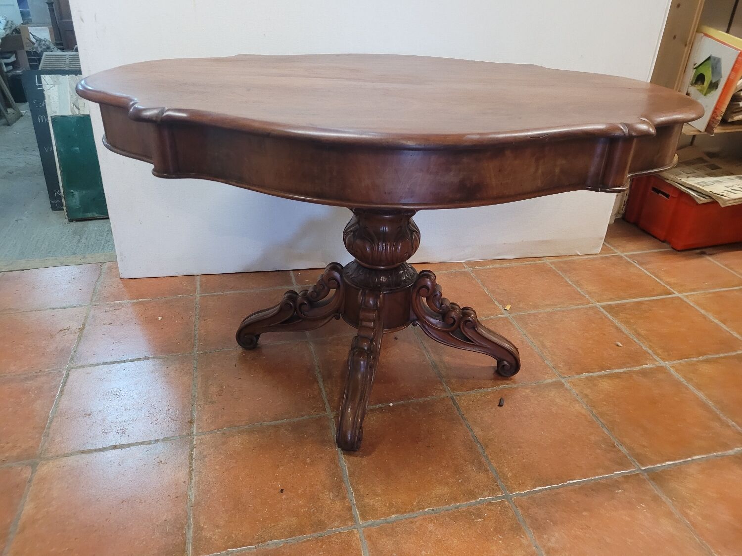 Mahogany gueridon with 1 extension cord