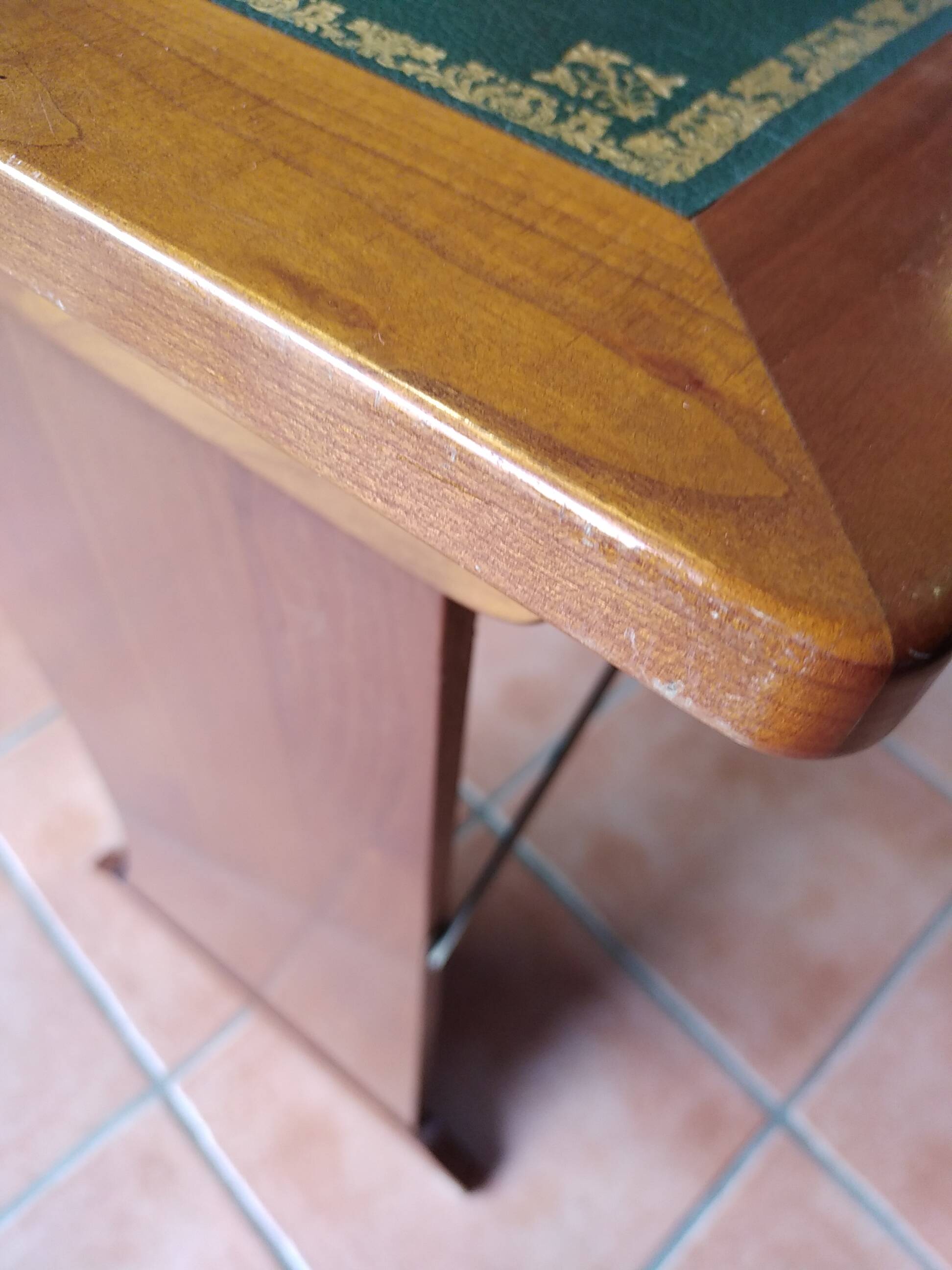 Wall-mounted writing table in cherry wood. retractable.