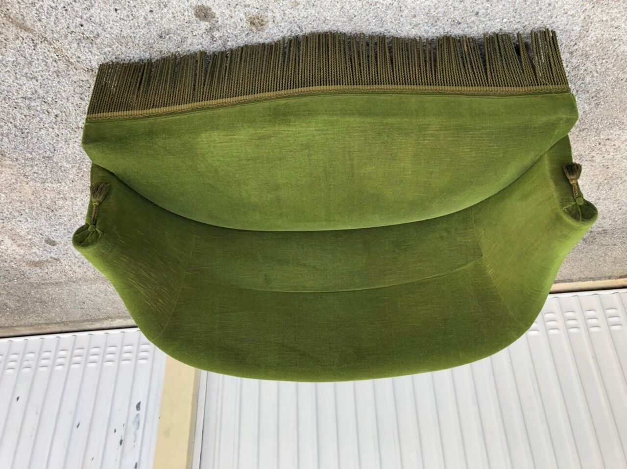 Toad sofa in green velvet
