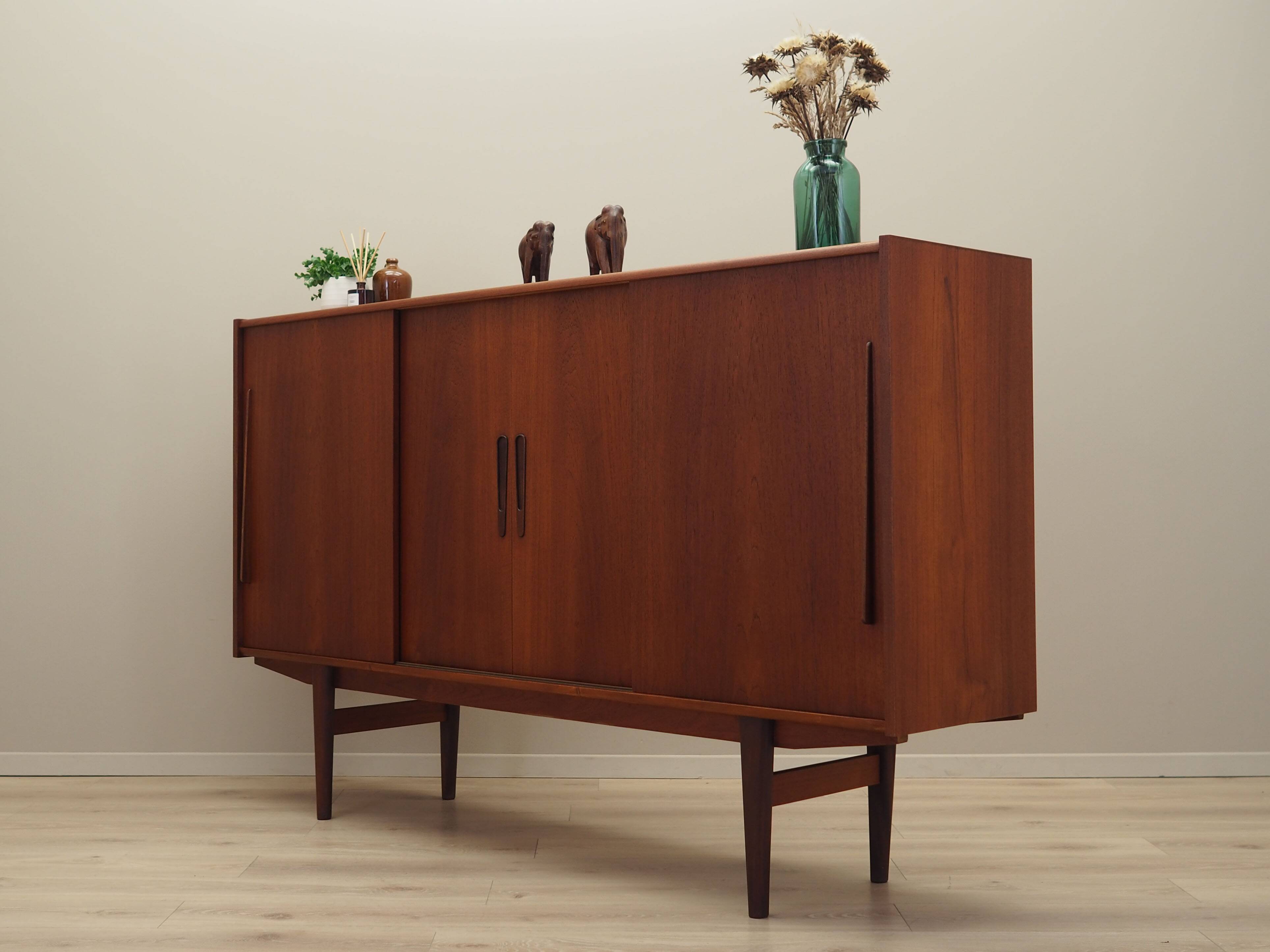 Buffet haut en teck, design danois, années 1960, production : Danemark
