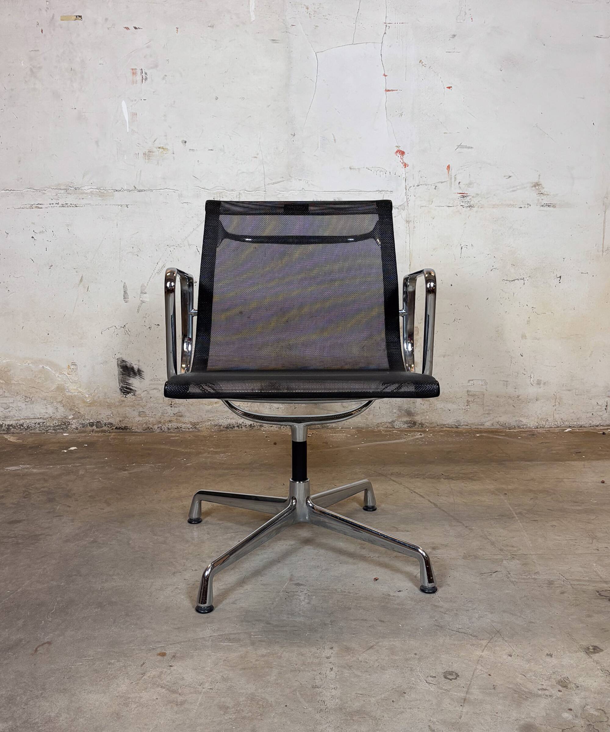 Vitra EA 108 Charles & Ray Eames, maille et aluminium – noir – chaise de tr