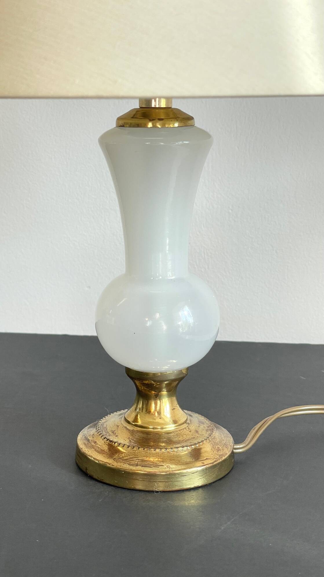 Chic lamp in opaline glass and vintage brass