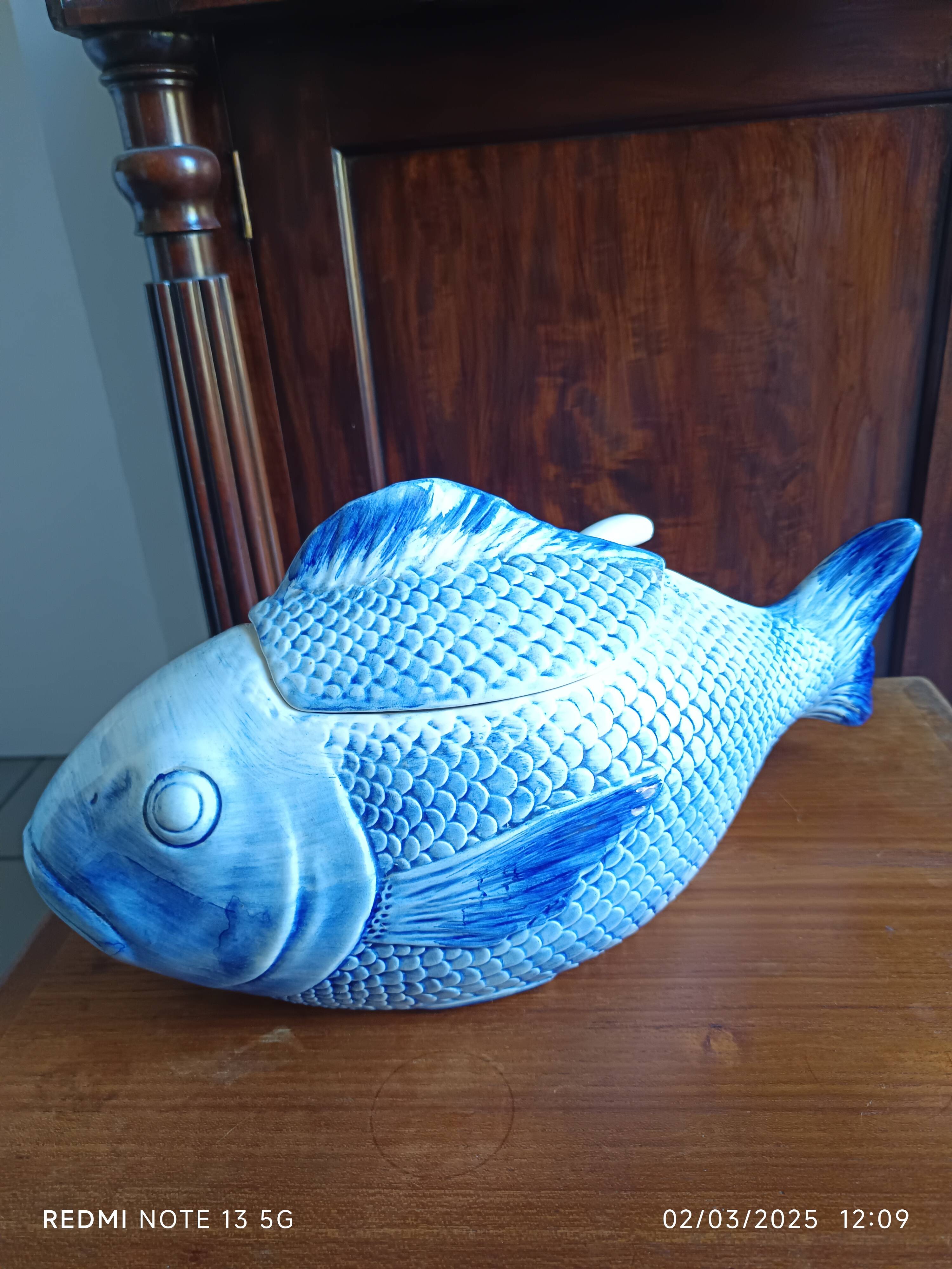 Fish-shaped slip tureen