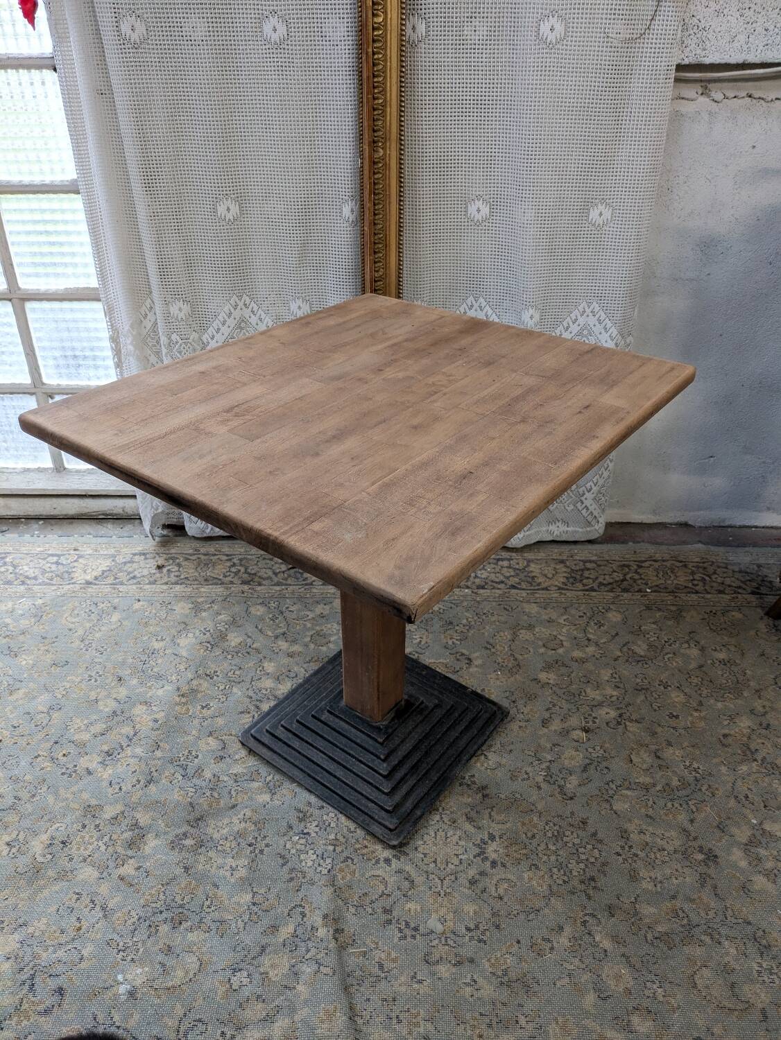 Bistro table in wood and metal
