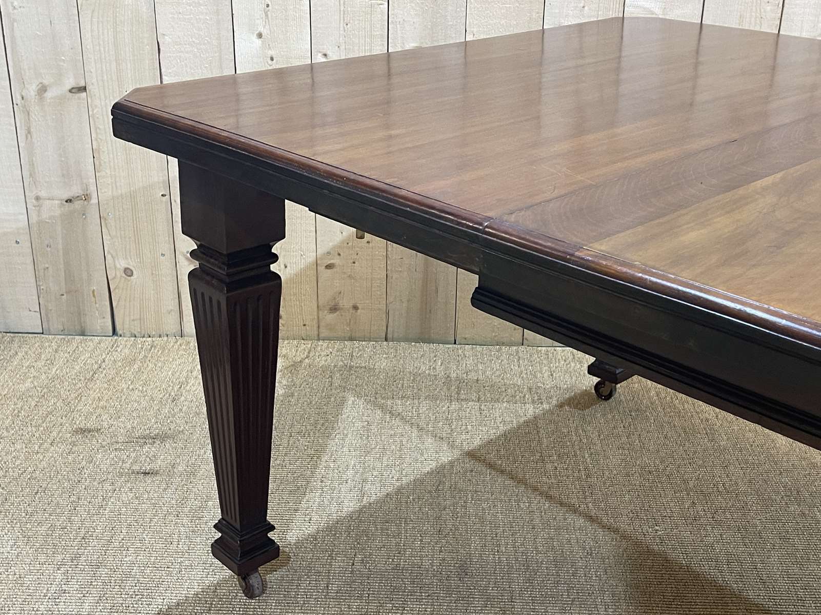 English mahogany table from the 1930s with an extension