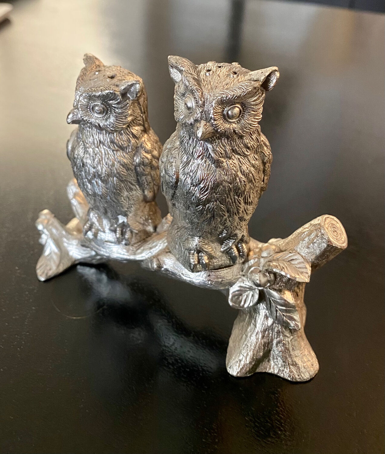 Duo of salt shaker and pepper owl shape in metal