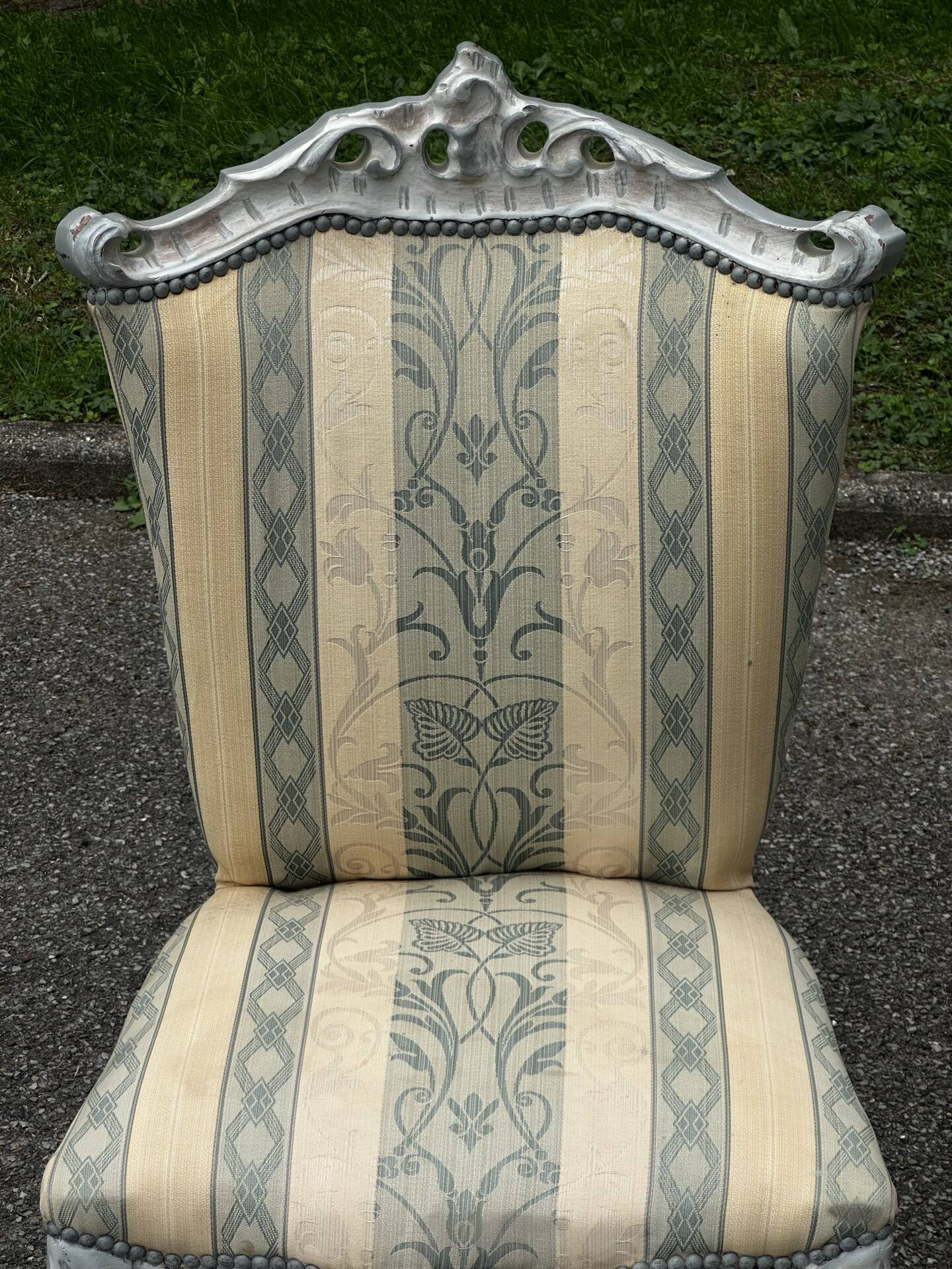Chauffeuse de style Louis XV avec repose-pieds assorti – XXe siècle