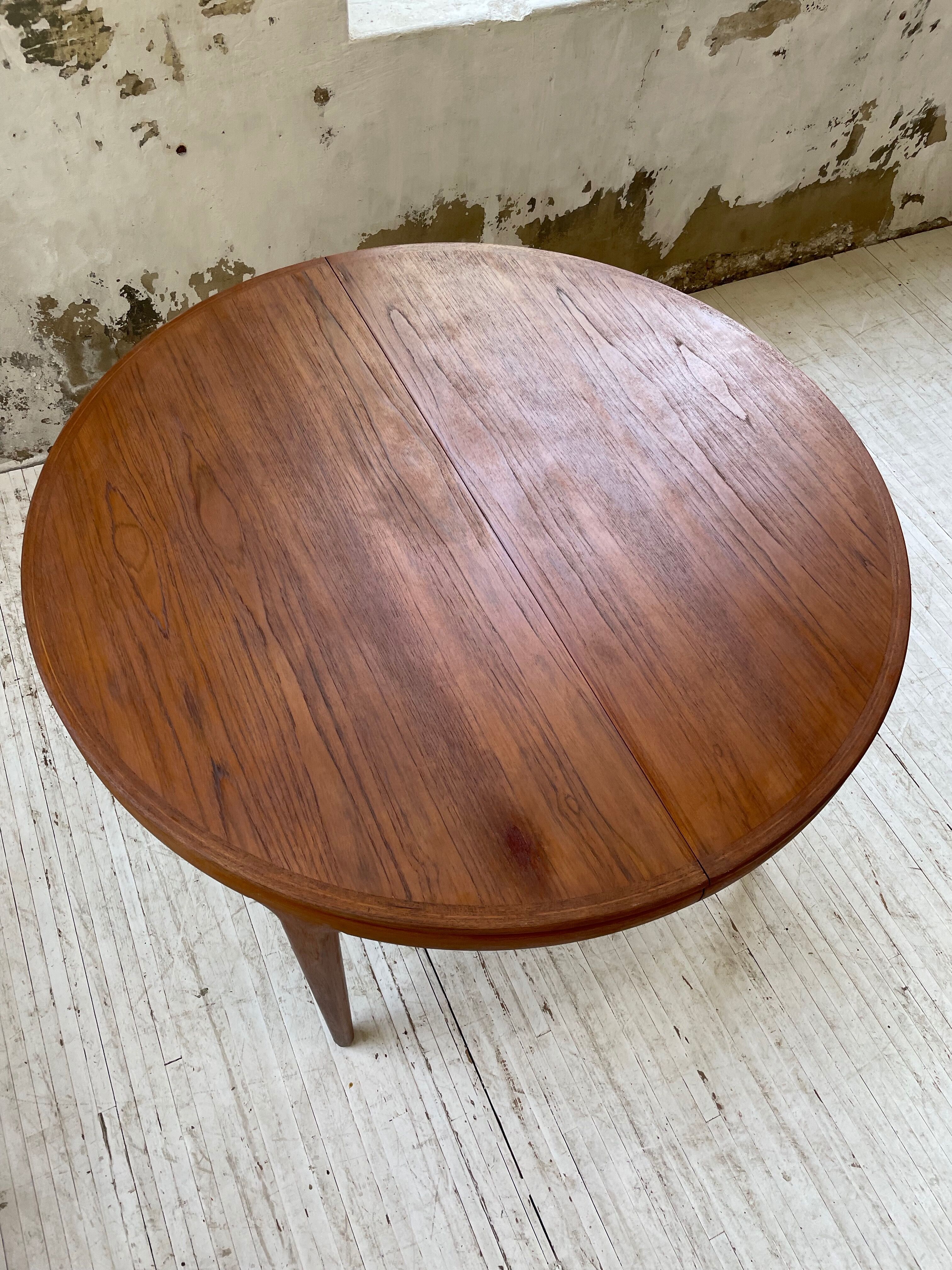 Round table 120-230 cm scandinavian samcom arne hovmand olsen